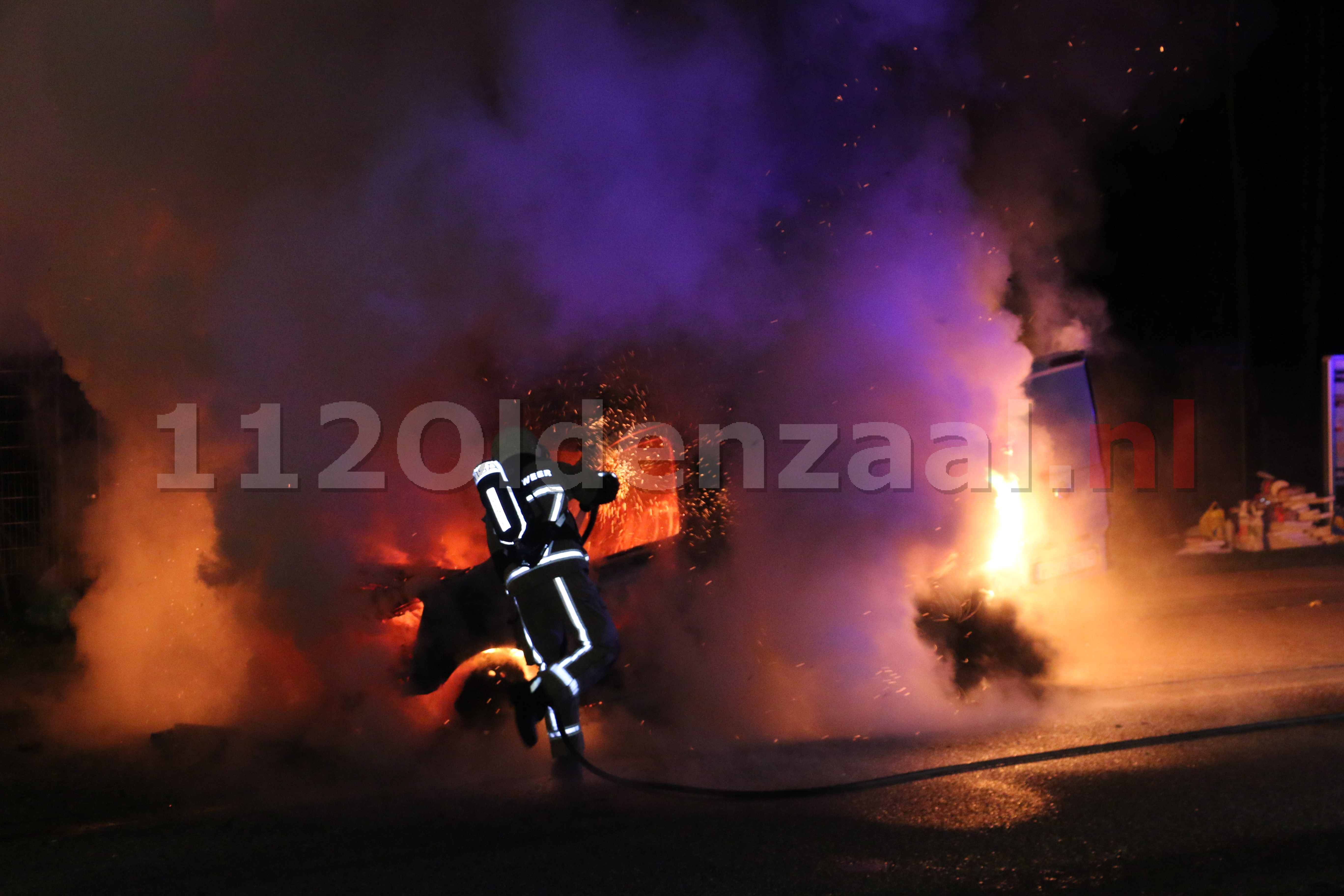 UPDATE (FOTO’S): Busje volledig verwoest na brand op parkeerplaats langs A1 bij Deurningen