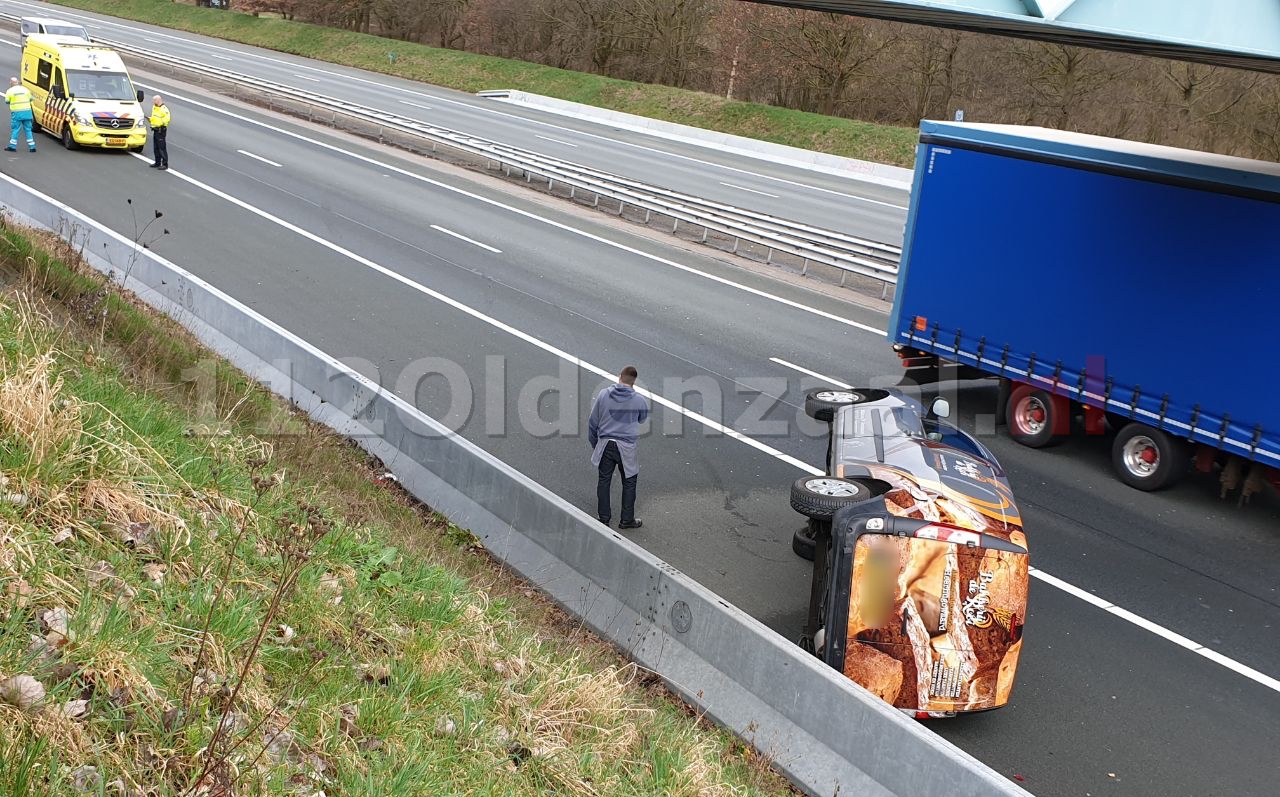 Busje op kant op A1 tussen Hengelo en Oldenzaal