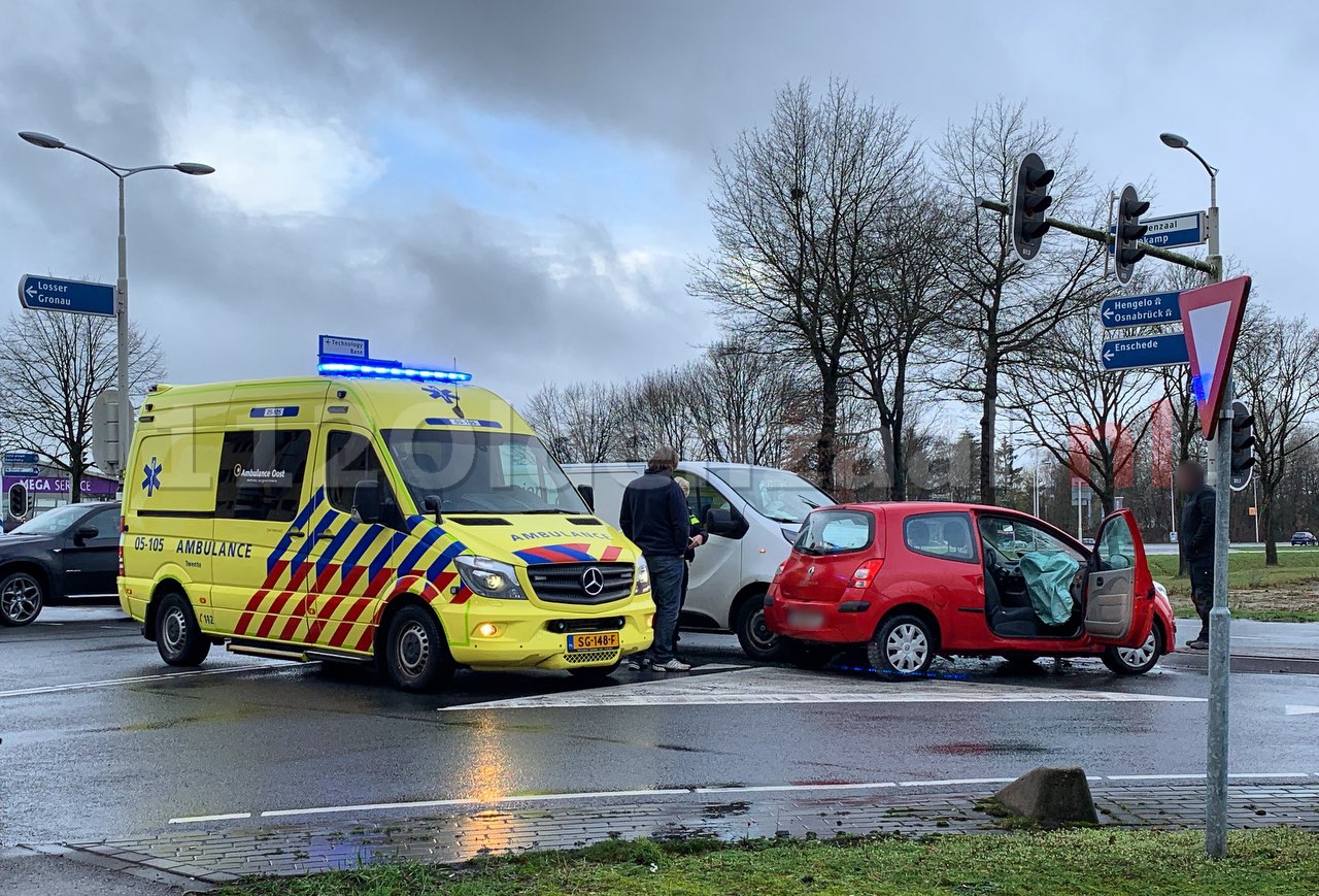 Gewonde en flinke schade na aanrijding in Oldenzaal