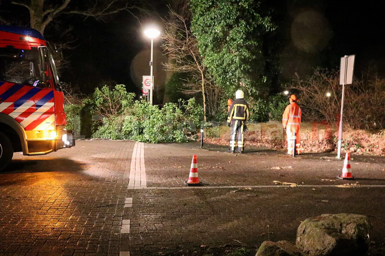 Brandweer rukt uit voor stormschade in Oldenzaal