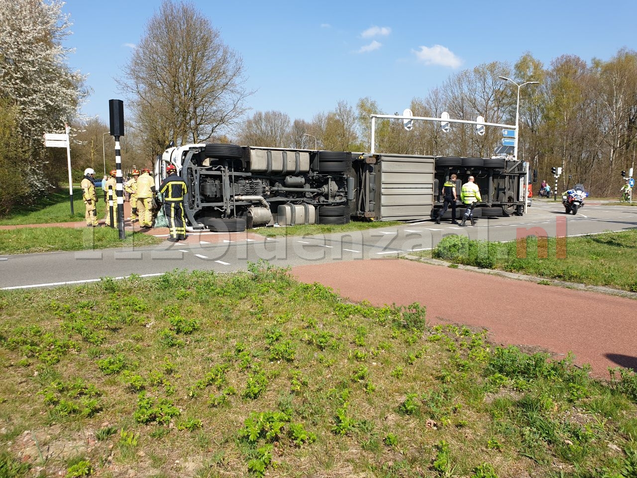 Foto: Grote verkeershinder op Oldenzaalsestraat Hengelo door gekantelde vrachtwagen