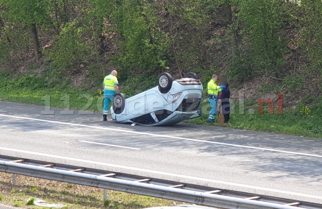 Auto slaat over de kop op de A1 tussen Hengelo en Oldenzaal