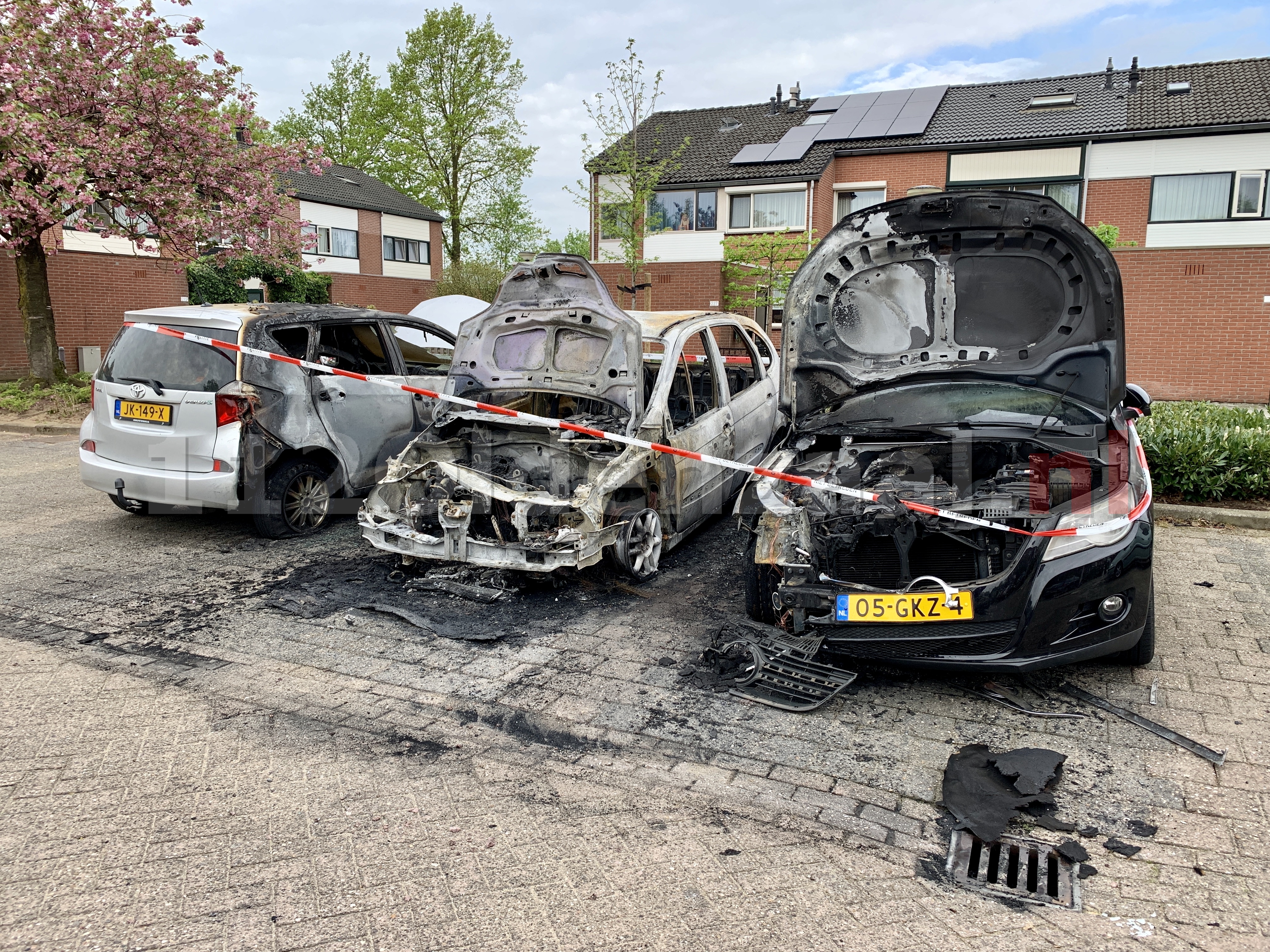 (Video) Schade goed zichtbaar bij daglicht; Auto’s in Oldenzaal verwoest door brand