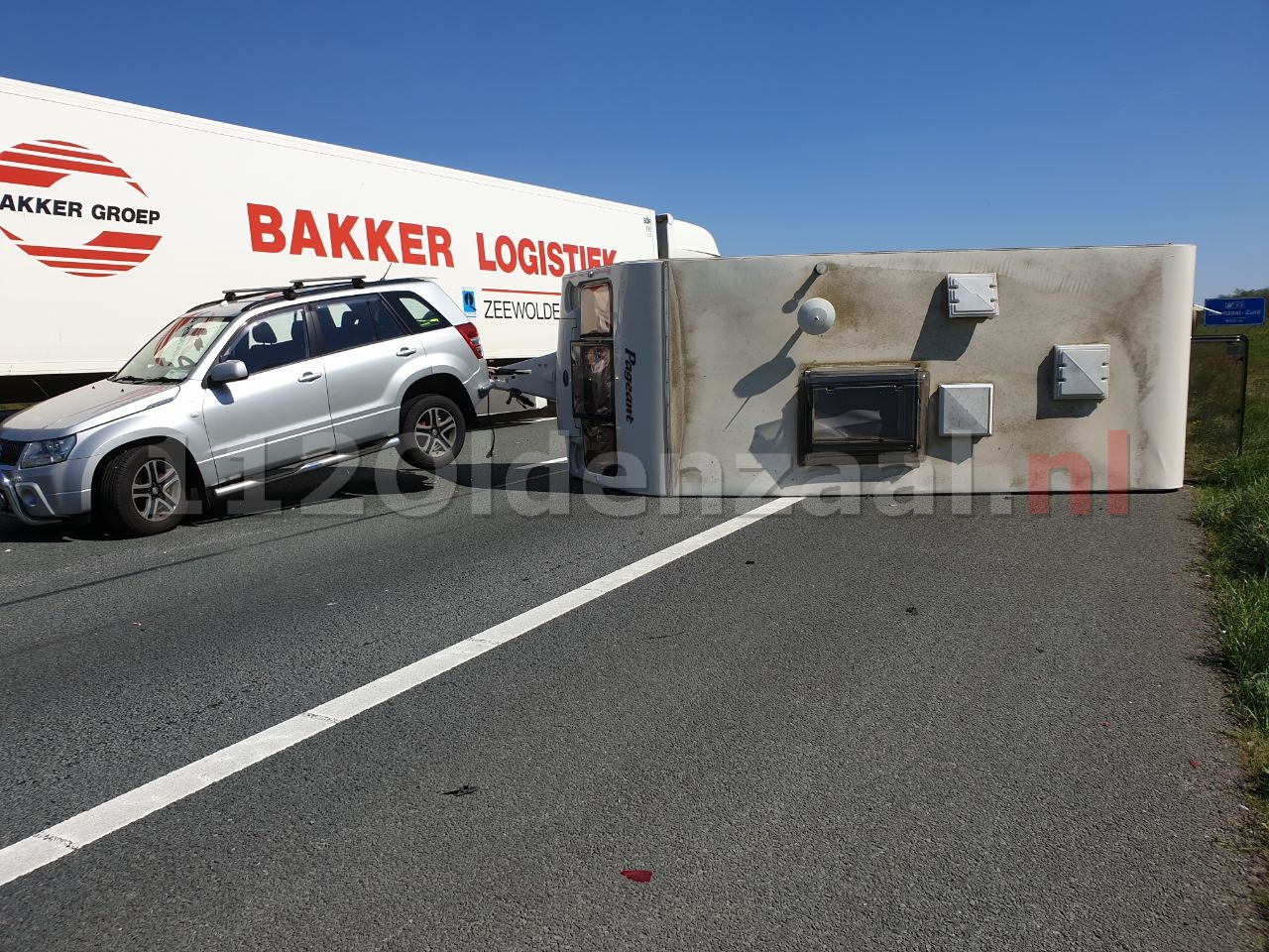 Caravan geschaard op de A1 bij Oldenzaal