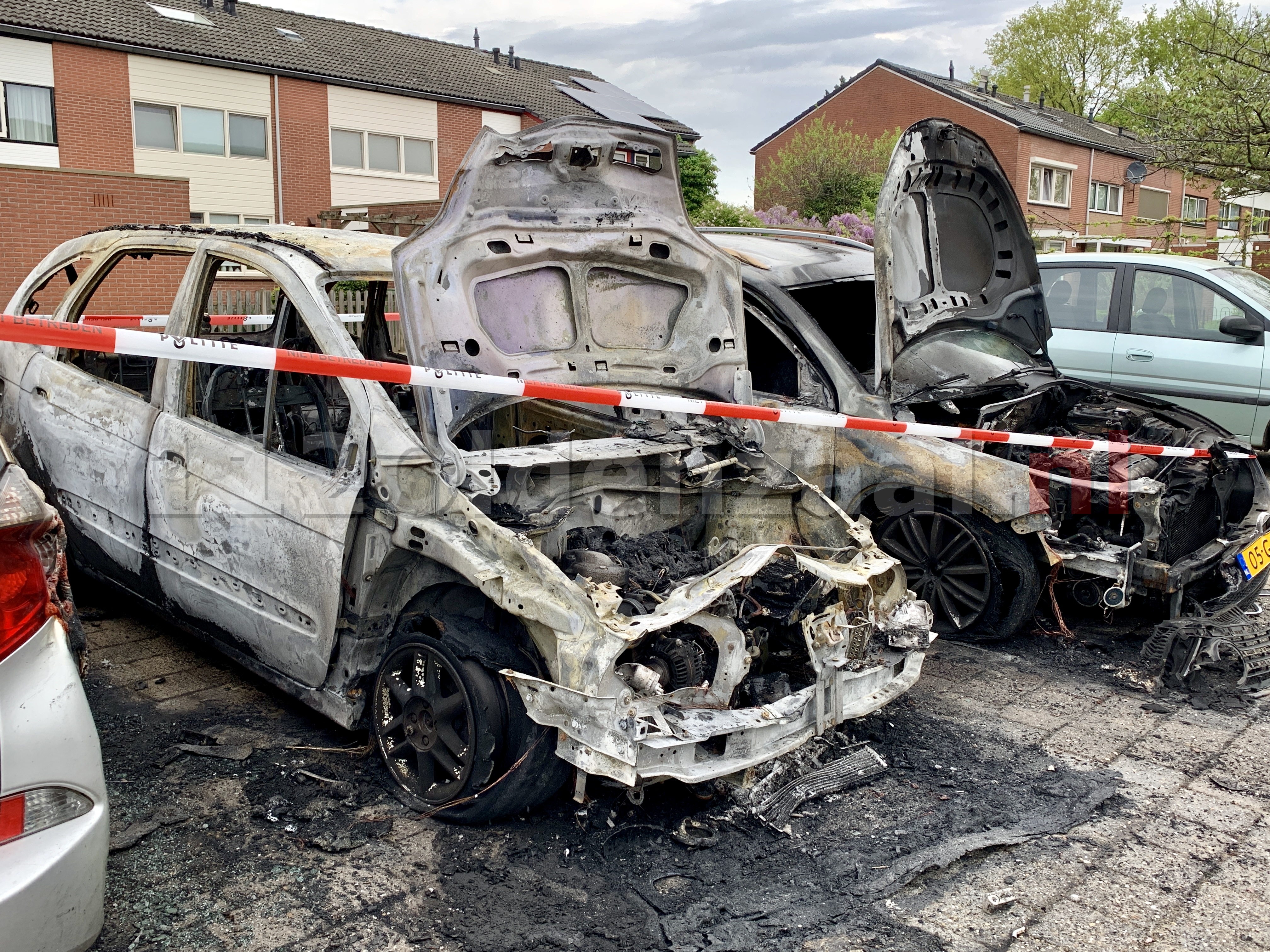 (Foto’s) Schade goed zichtbaar bij daglicht; Auto’s in Oldenzaal verwoest door brand