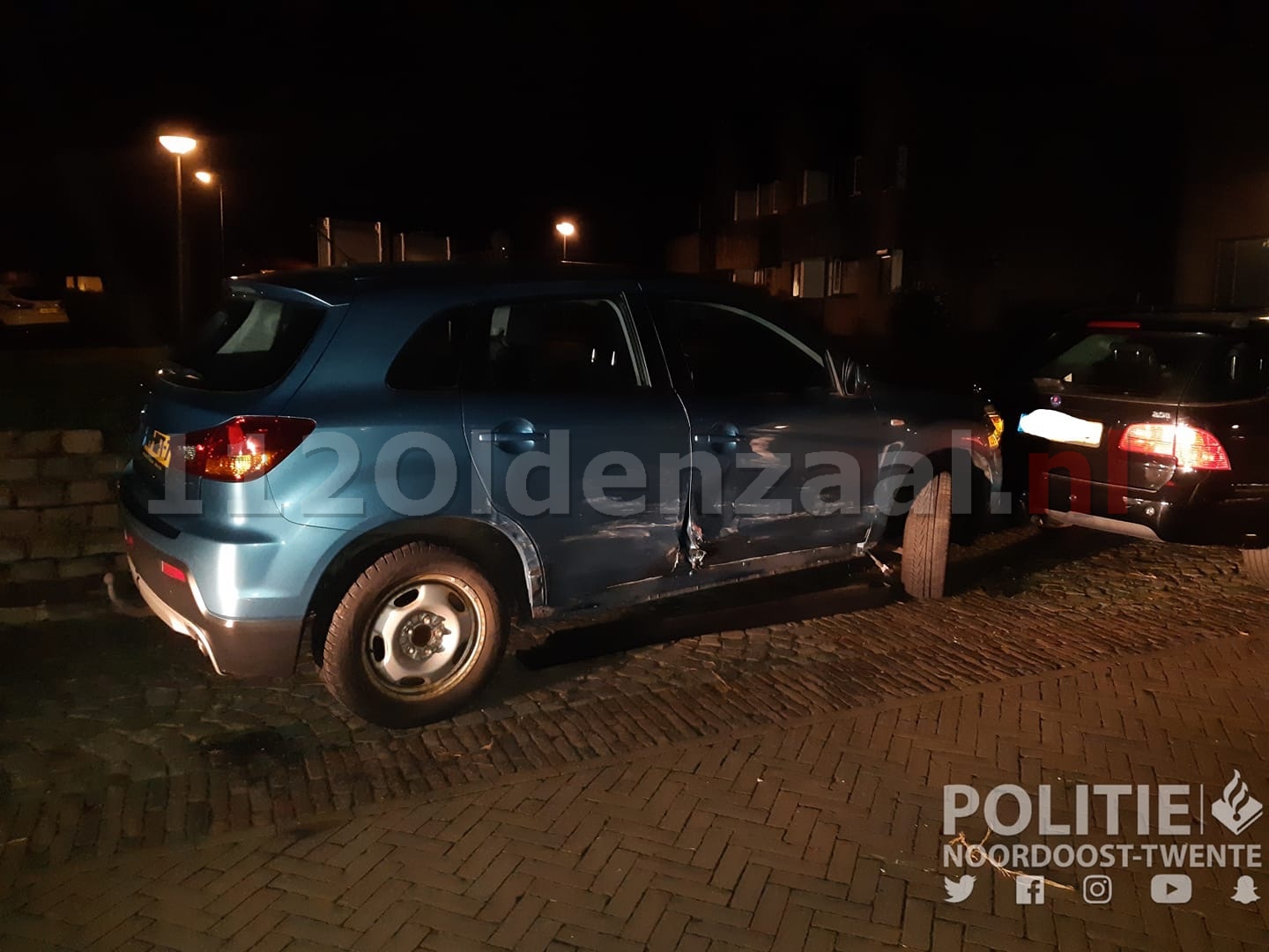 Foto: Geparkeerde auto in Oldenzaal fors beschadigd; veroorzaker rijdt door