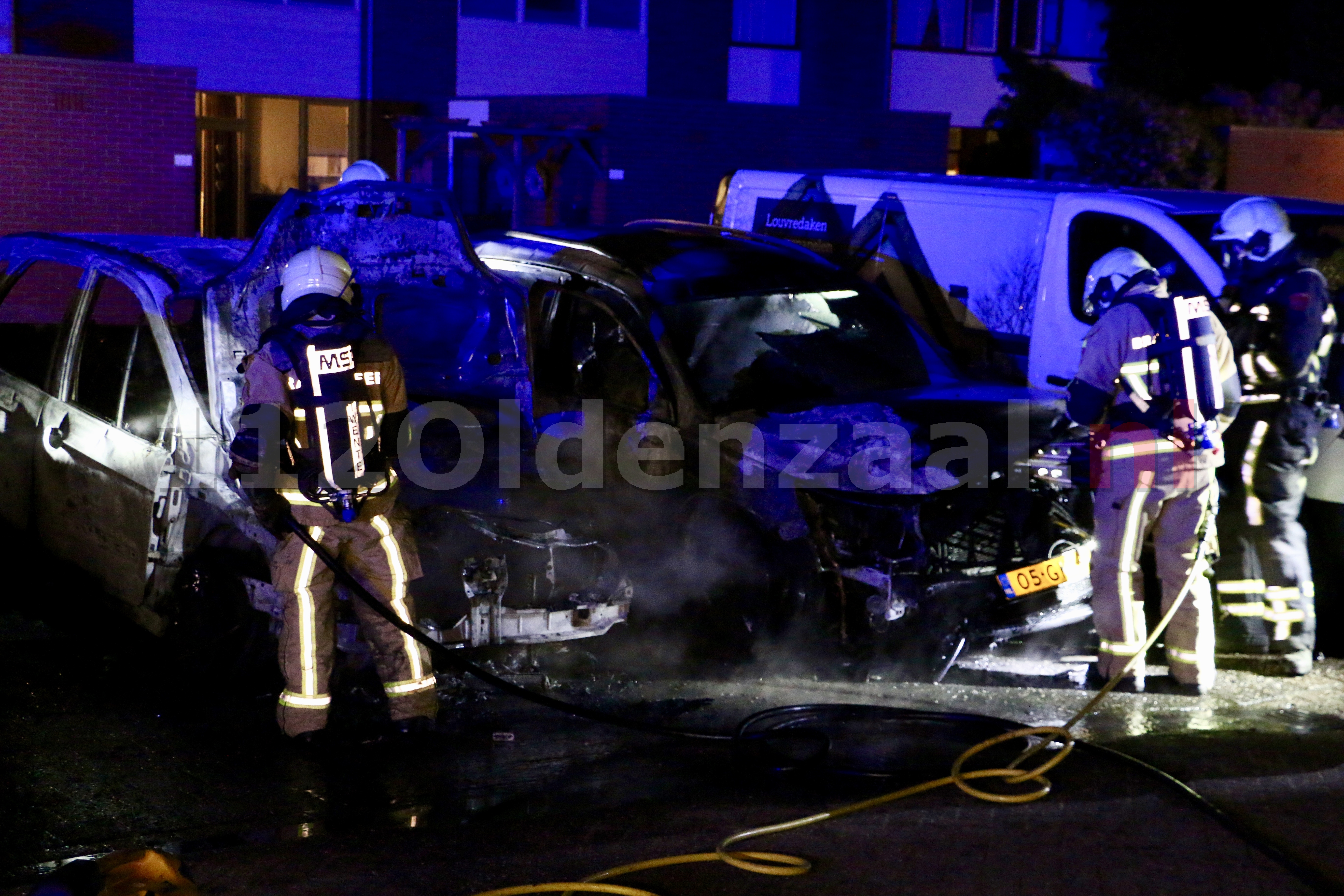 Foto 4: Auto’s in Oldenzaal verwoest door brand; politie doet onderzoek