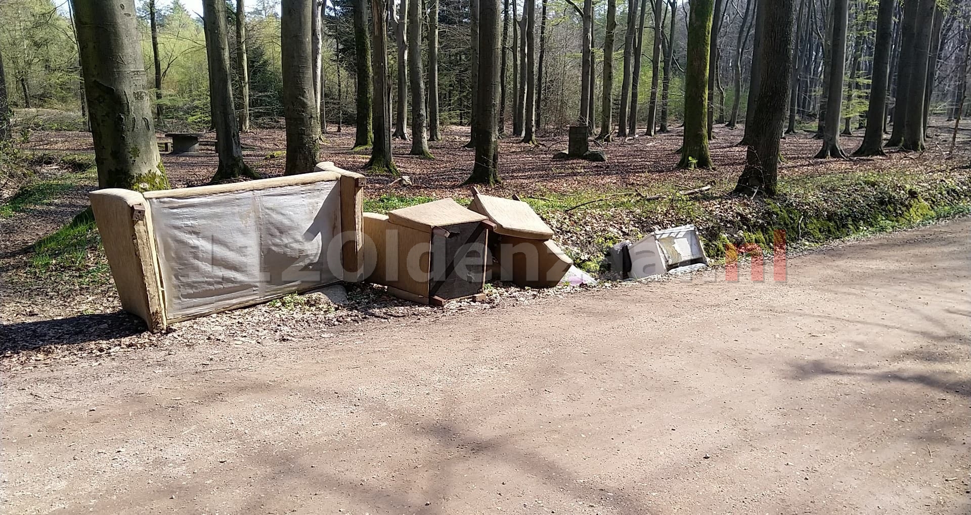 Onbekenden dumpen bankstel en stoelen in buitengebied