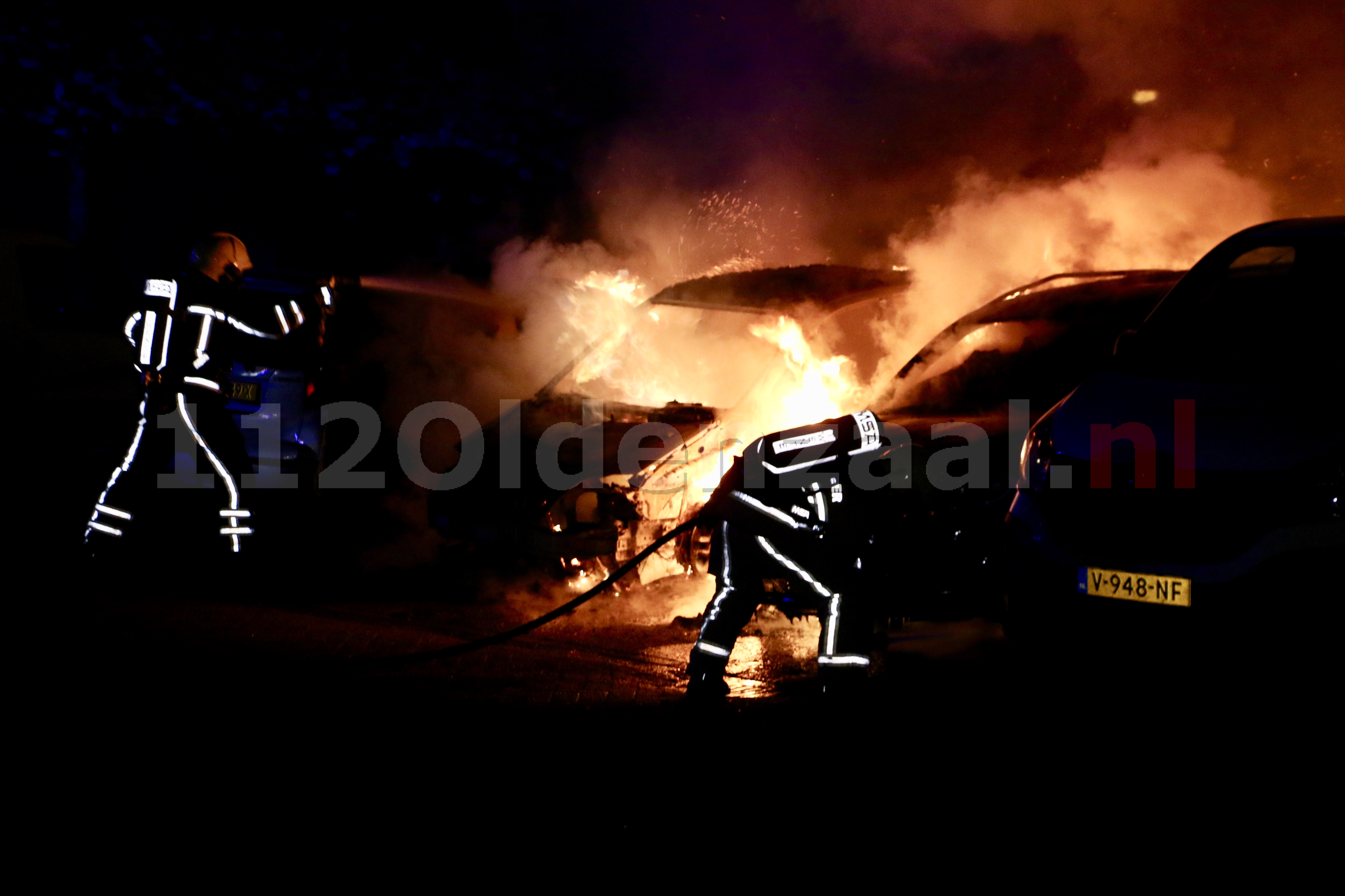 Foto 3: Auto’s in Oldenzaal verwoest door brand; politie doet onderzoek