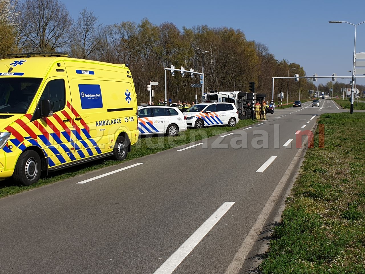 VIDEO: Grote verkeershinder op Oldenzaalsestraat Hengelo door gekantelde vrachtwagen