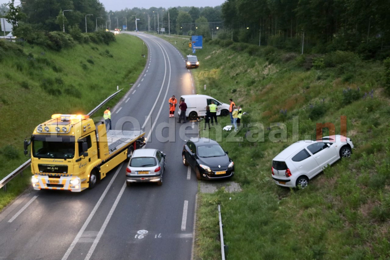 UPDATE (foto’s): Rondweg Oldenzaal afgesloten na ongeval met meerdere voertuigen