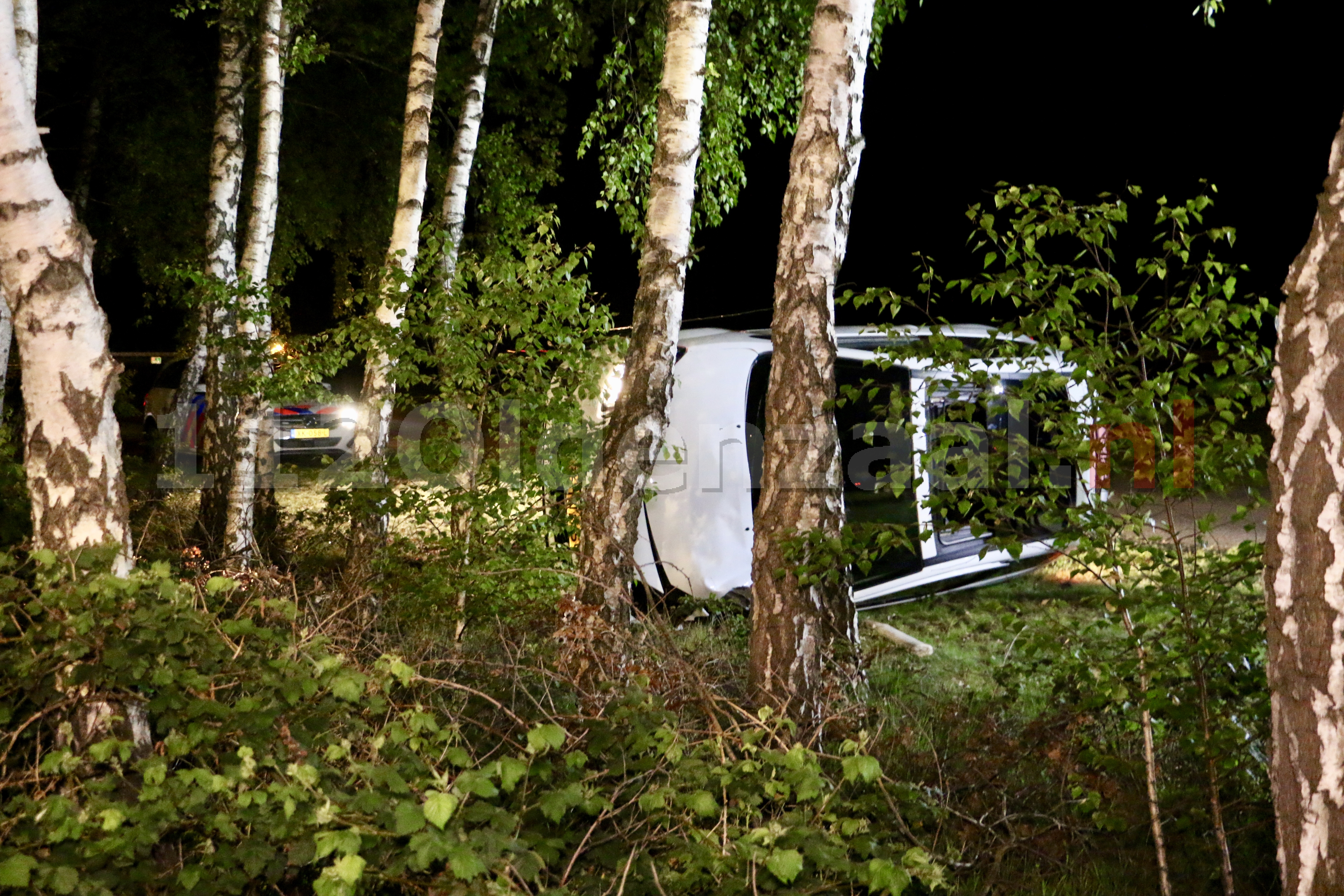 VIDEO: Automobiliste schiet van A1 af en knalt tegen boom