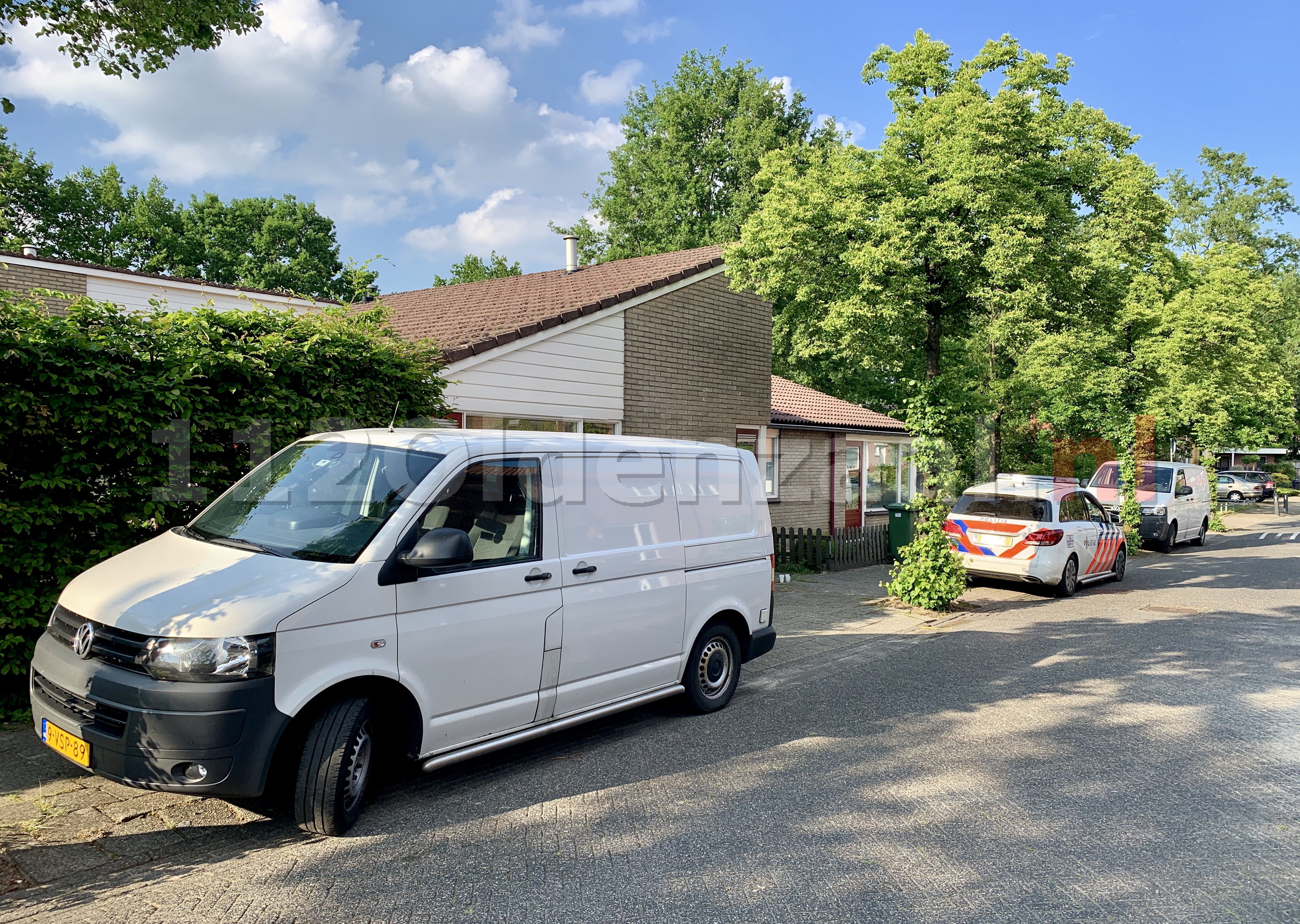 Politie doet onderzoek in woning Oldenzaal na aantreffen overleden persoon