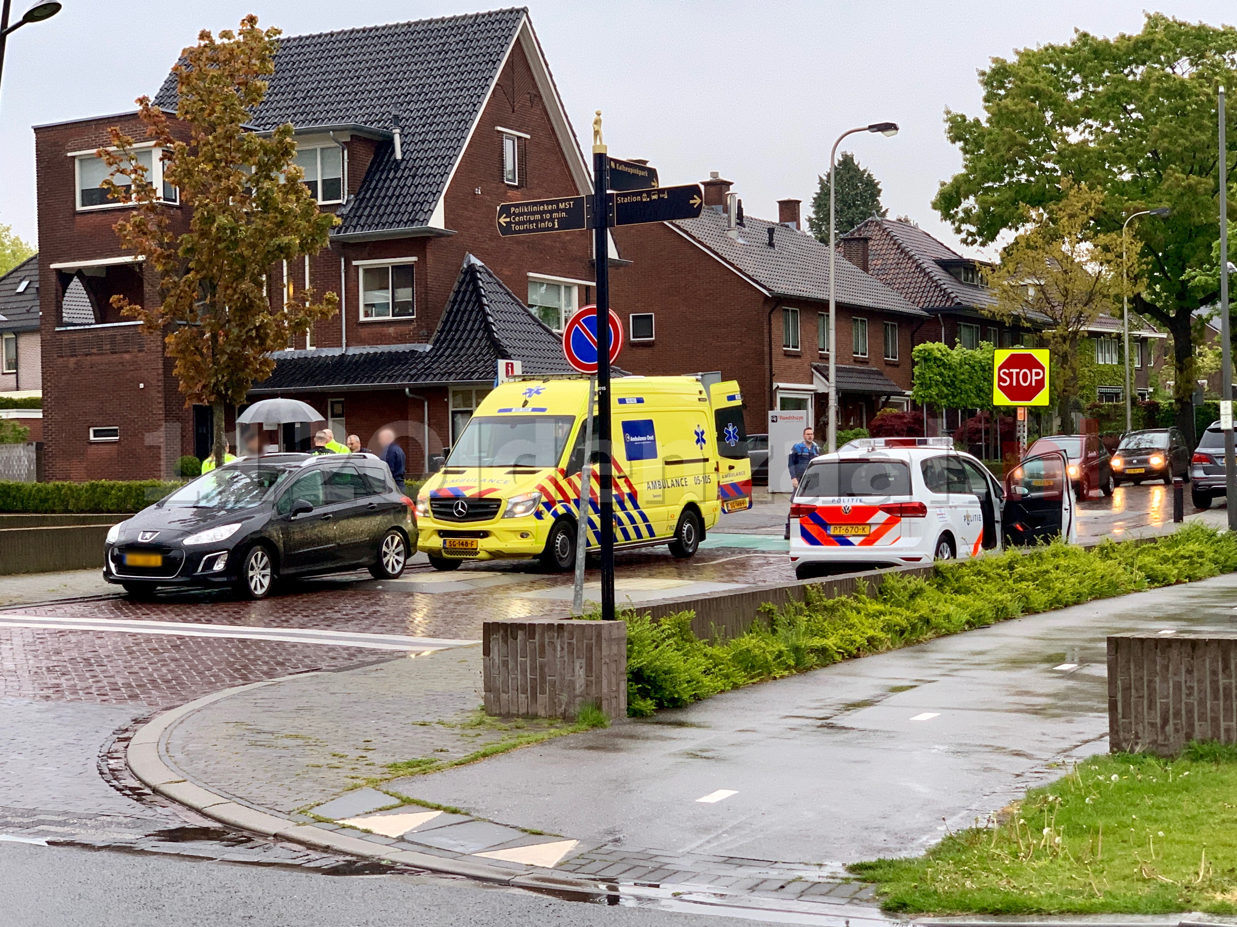 Fietsster gewond naar het ziekenhuis na aanrijding in Oldenzaal