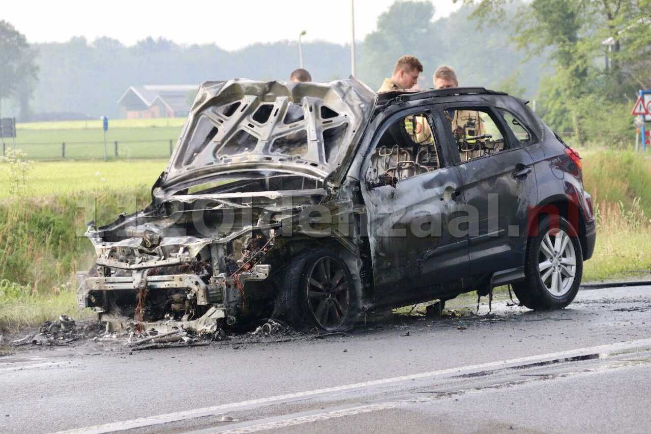 UPDATE (video): Auto volledig uitgebrand op Denekamperstraat