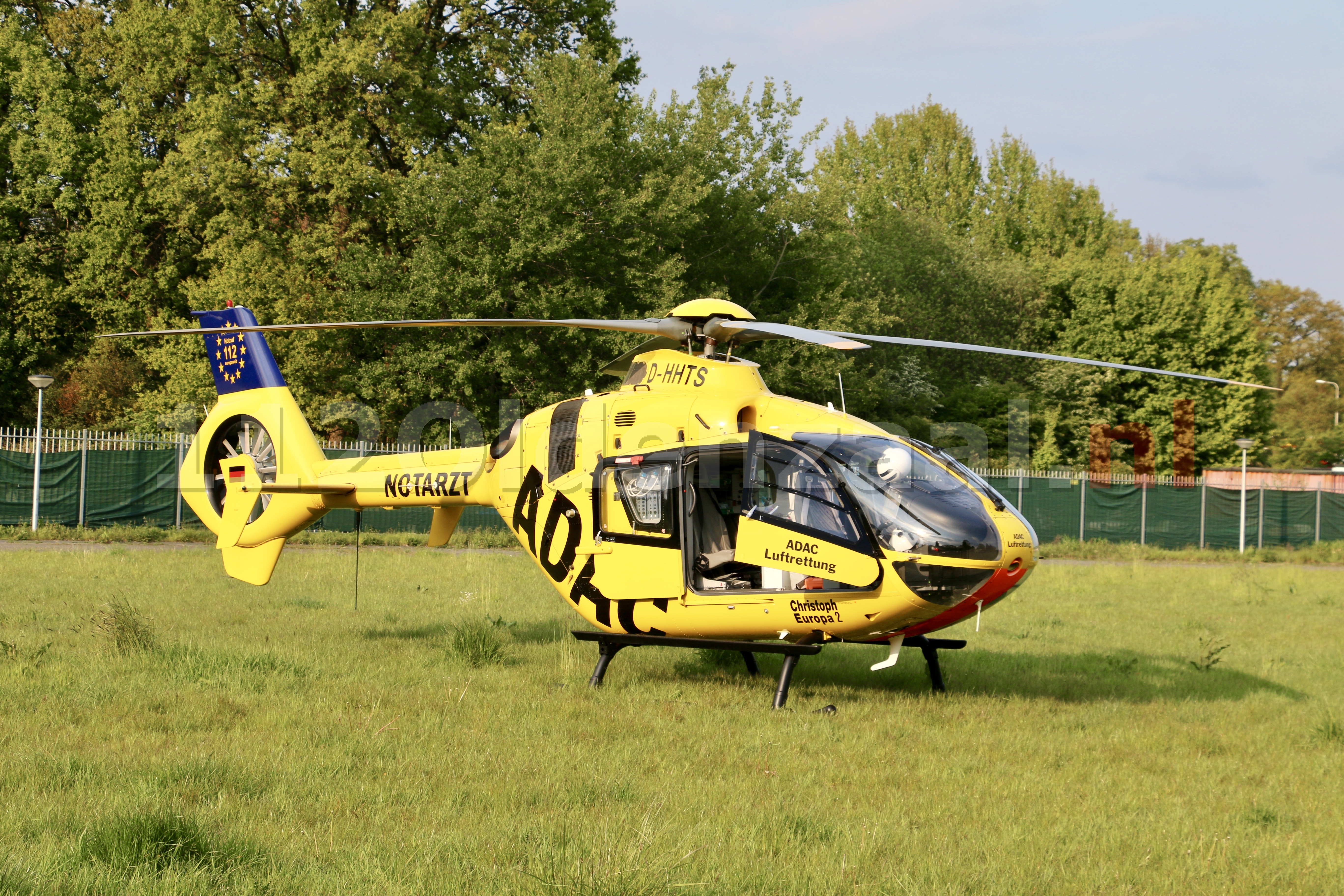 Traumahelikopter landt in De Lutte