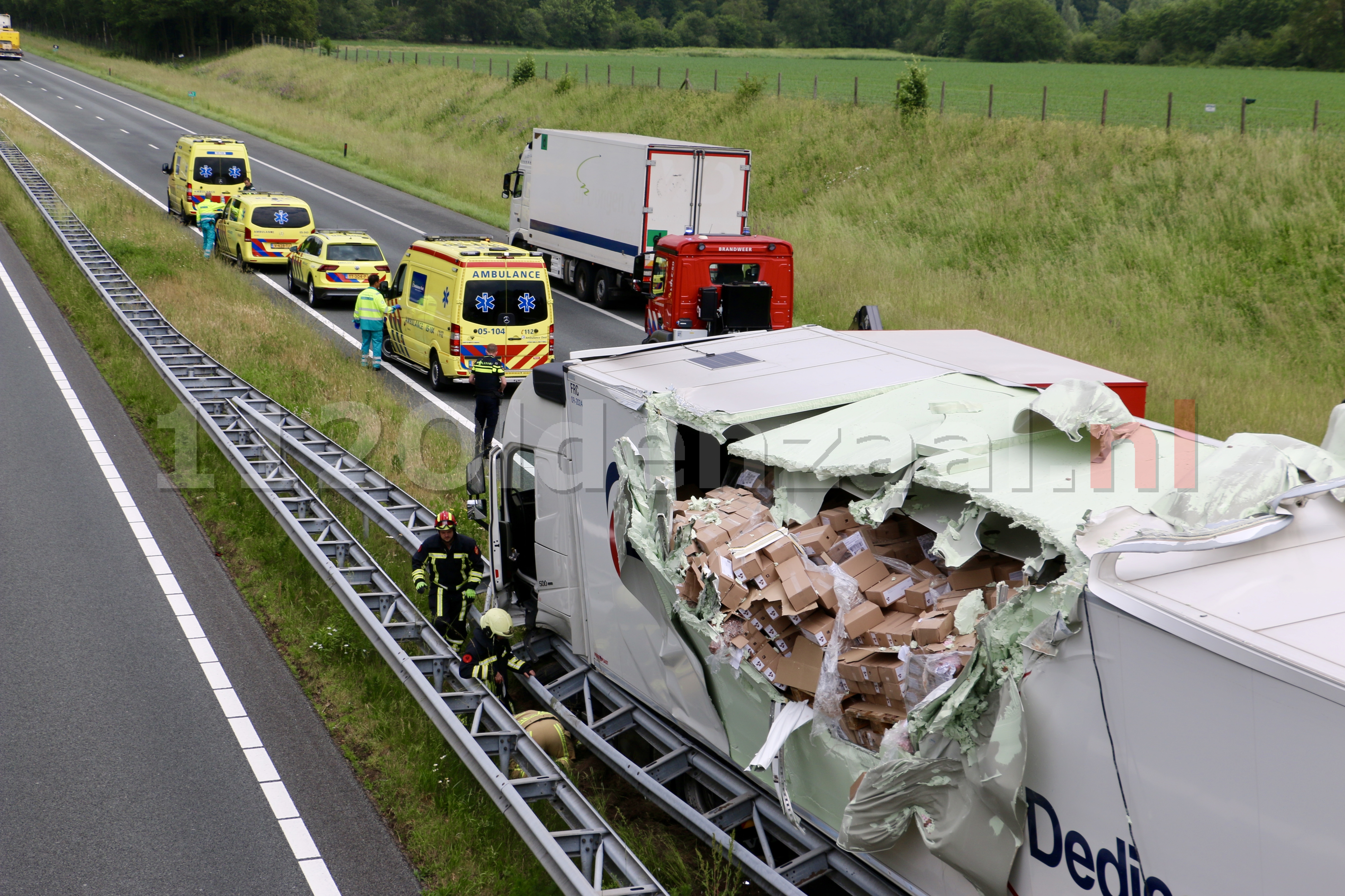 VIDEO: Vrachtwagen raakt viaduct A1 tussen Oldenzaal en De Lutte