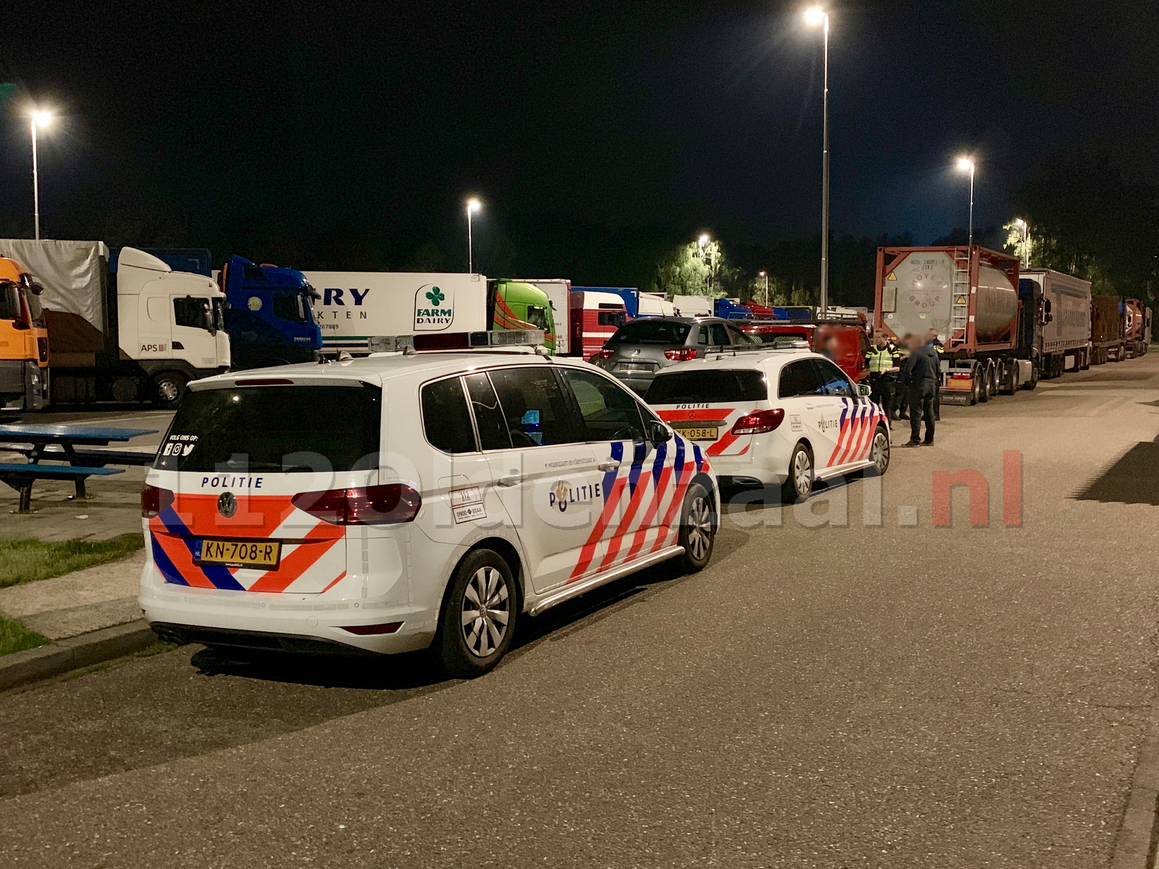 Foto’s: Inzittenden busje overvallen op parkeerplaats langs A1 tussen Oldenzaal en Hengelo