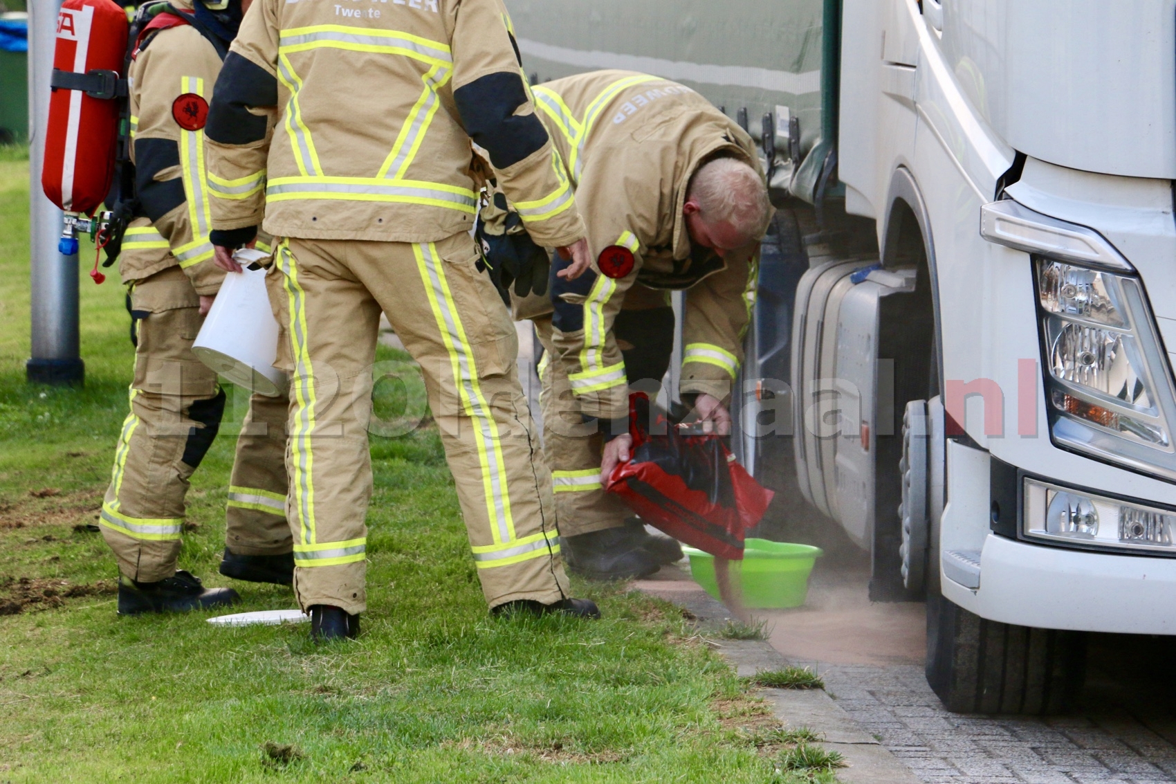 Brandweer Oldenzaal rukt uit voor lekkage onder vrachtwagen