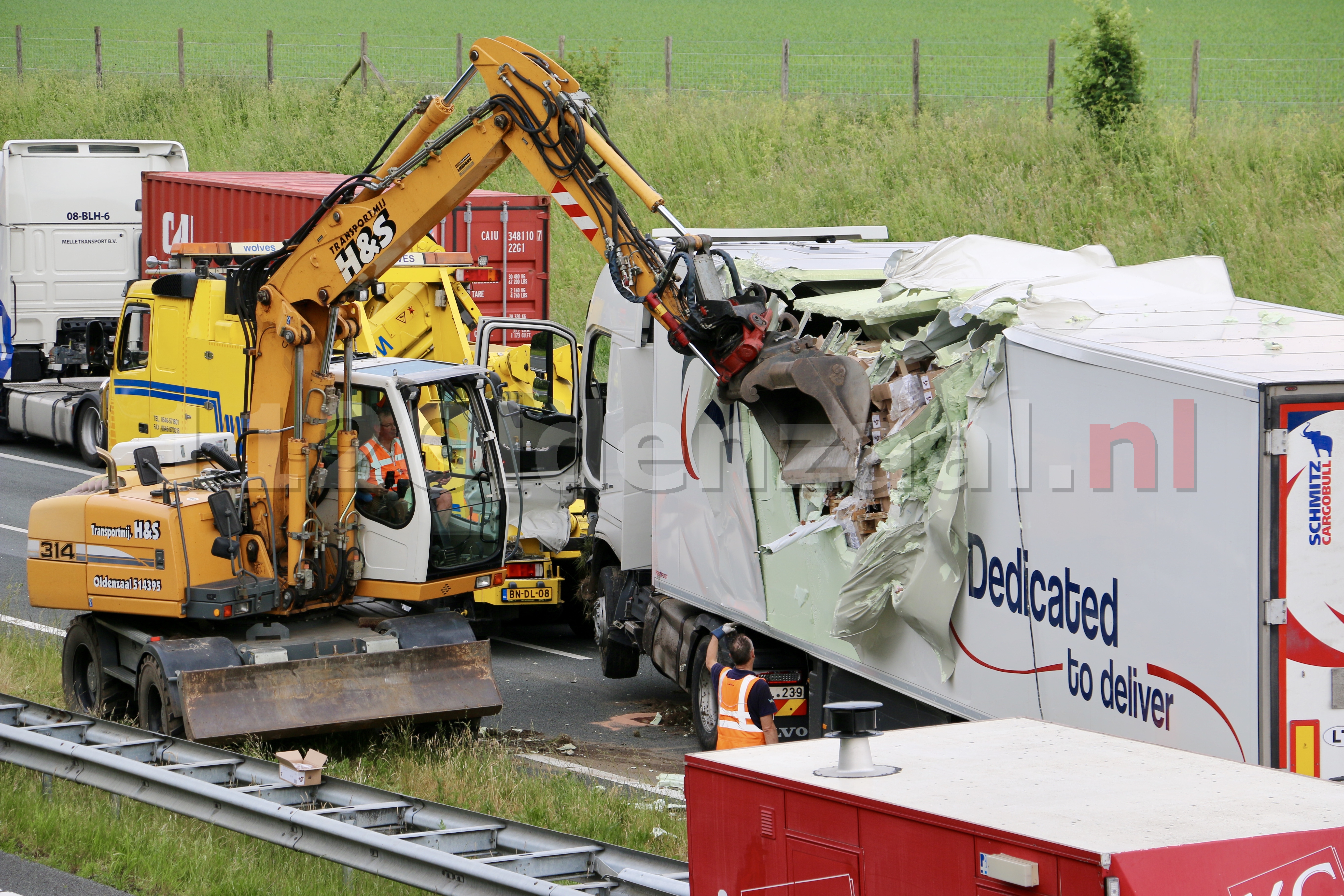 Foto’s: Bergingswerkzaamheden A1 na ongeval met vrachtwagen