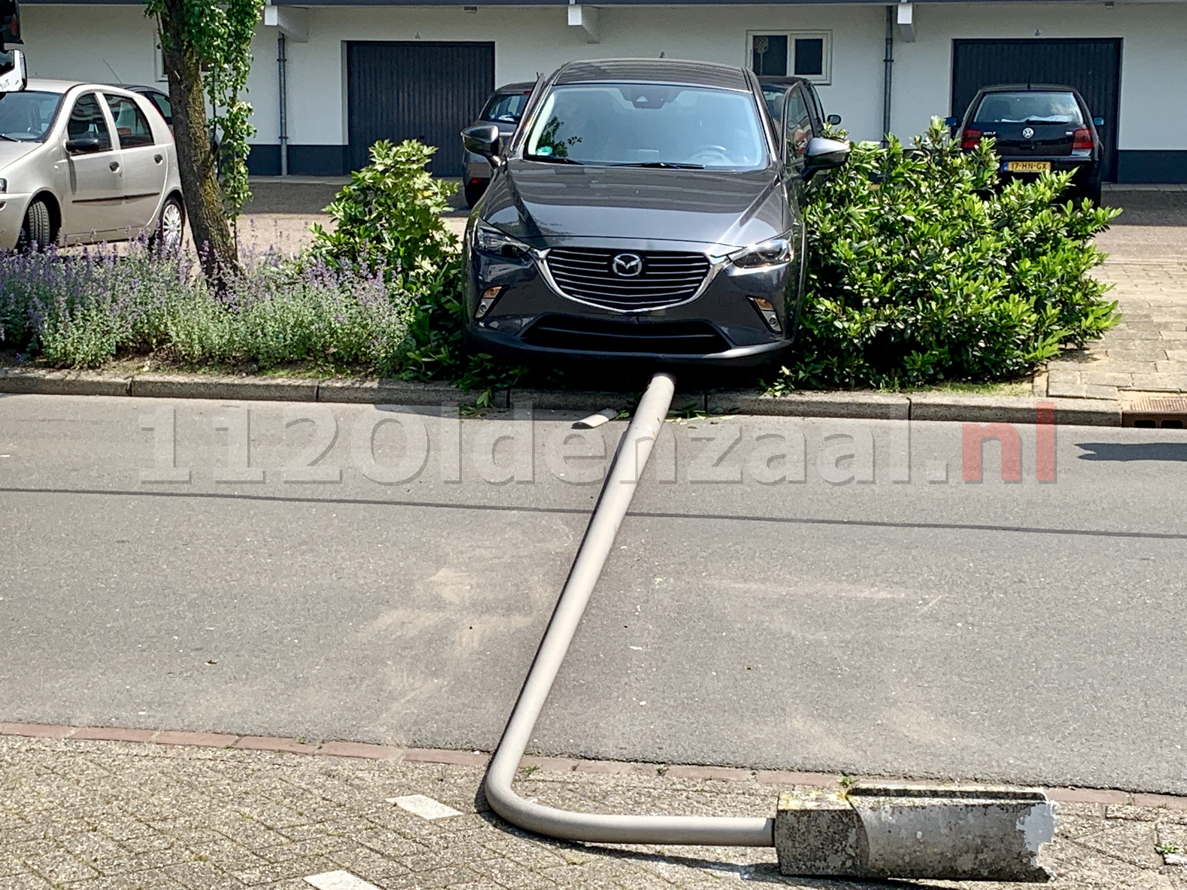 Automobiliste rijdt lantaarnpaal omver in Oldenzaal