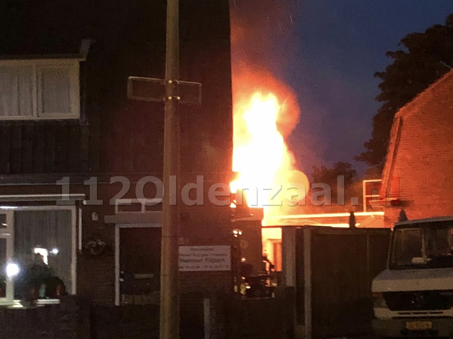 Video: Uitslaande schuurbrand tussen woningen in Oldenzaal