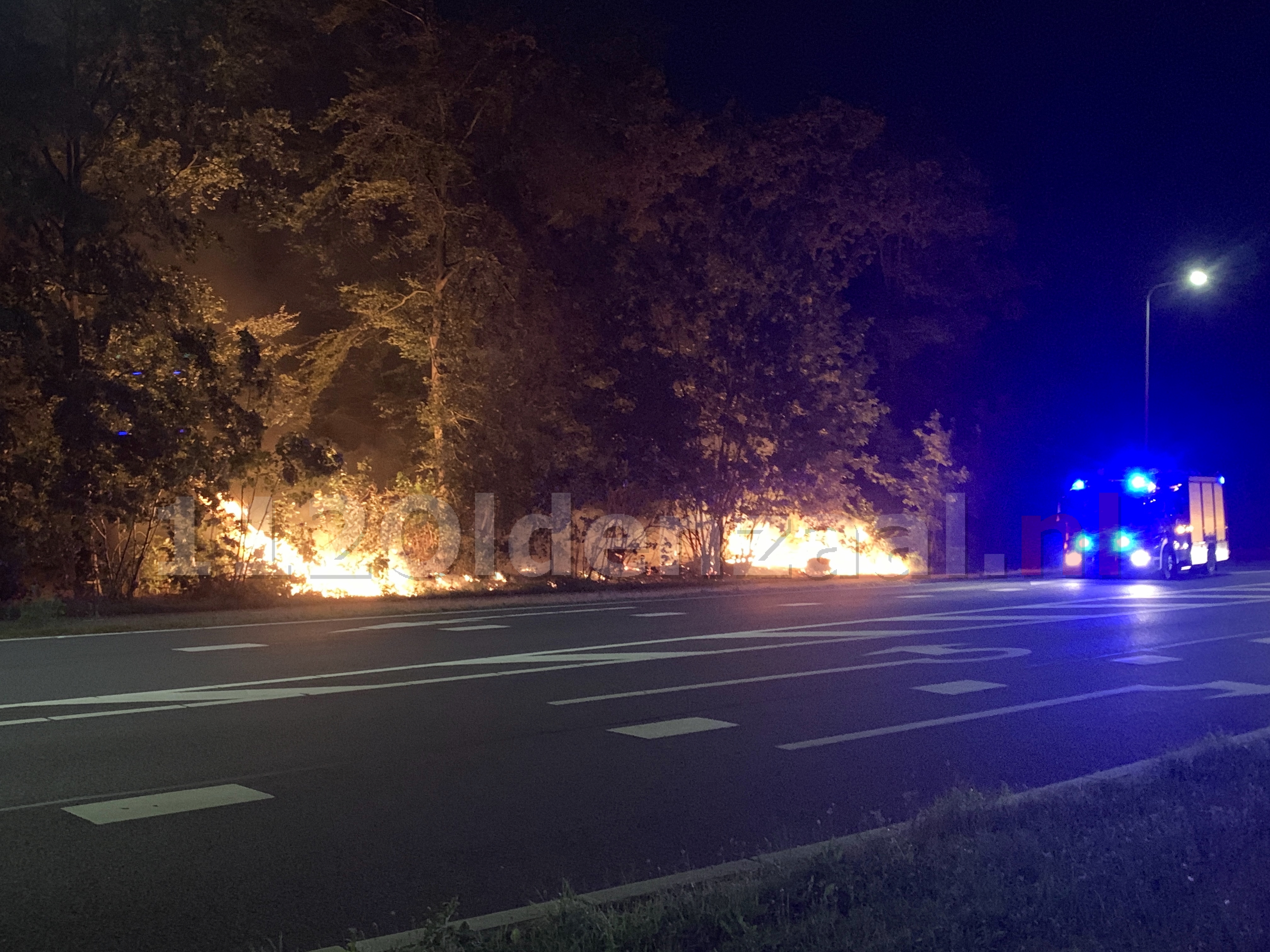 VIDEO: Brandweer rukt uit voor bermbrand in Oldenzaal