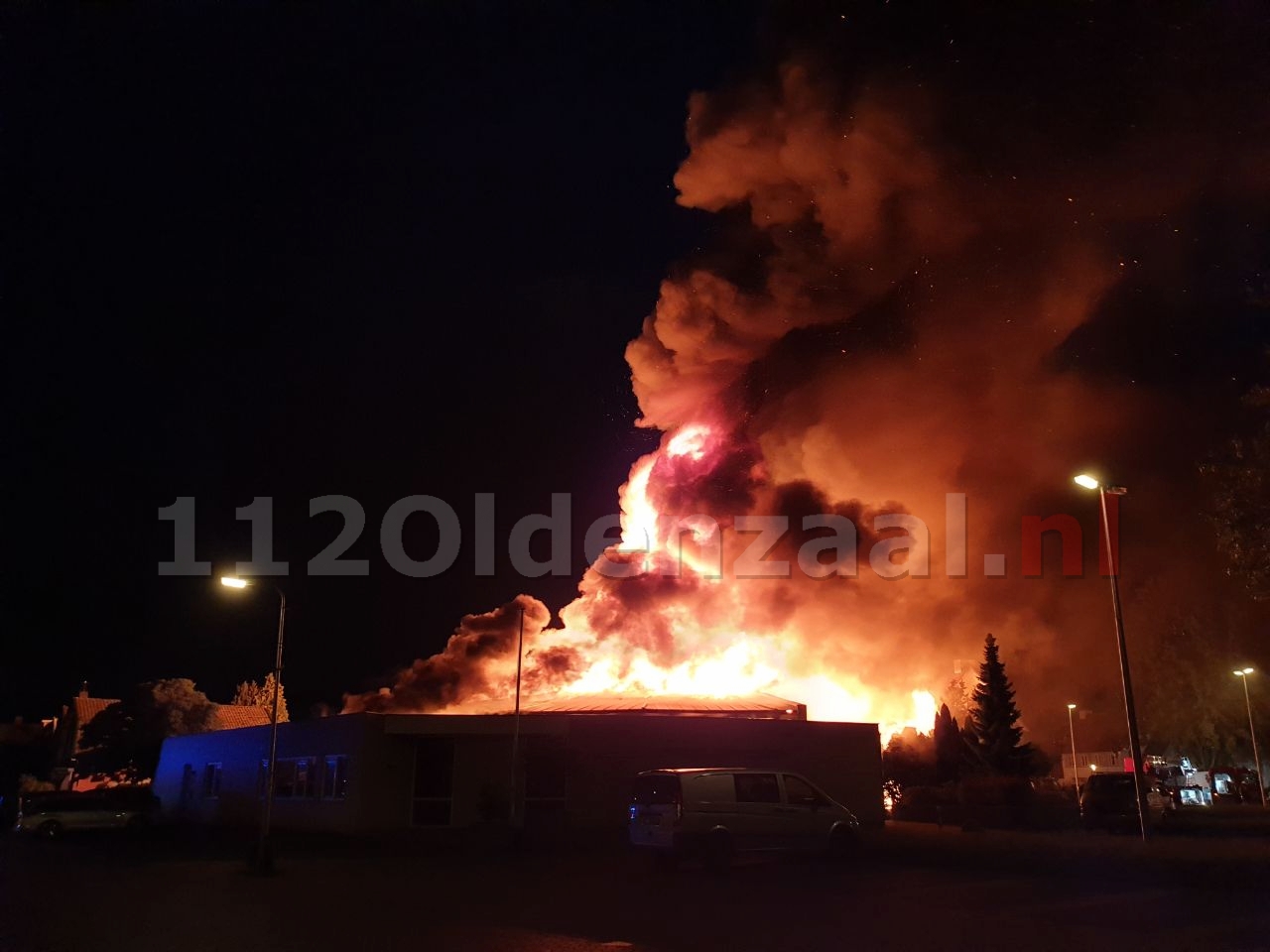 Zeer grote uitslaande brand bij kerk in Hengelo