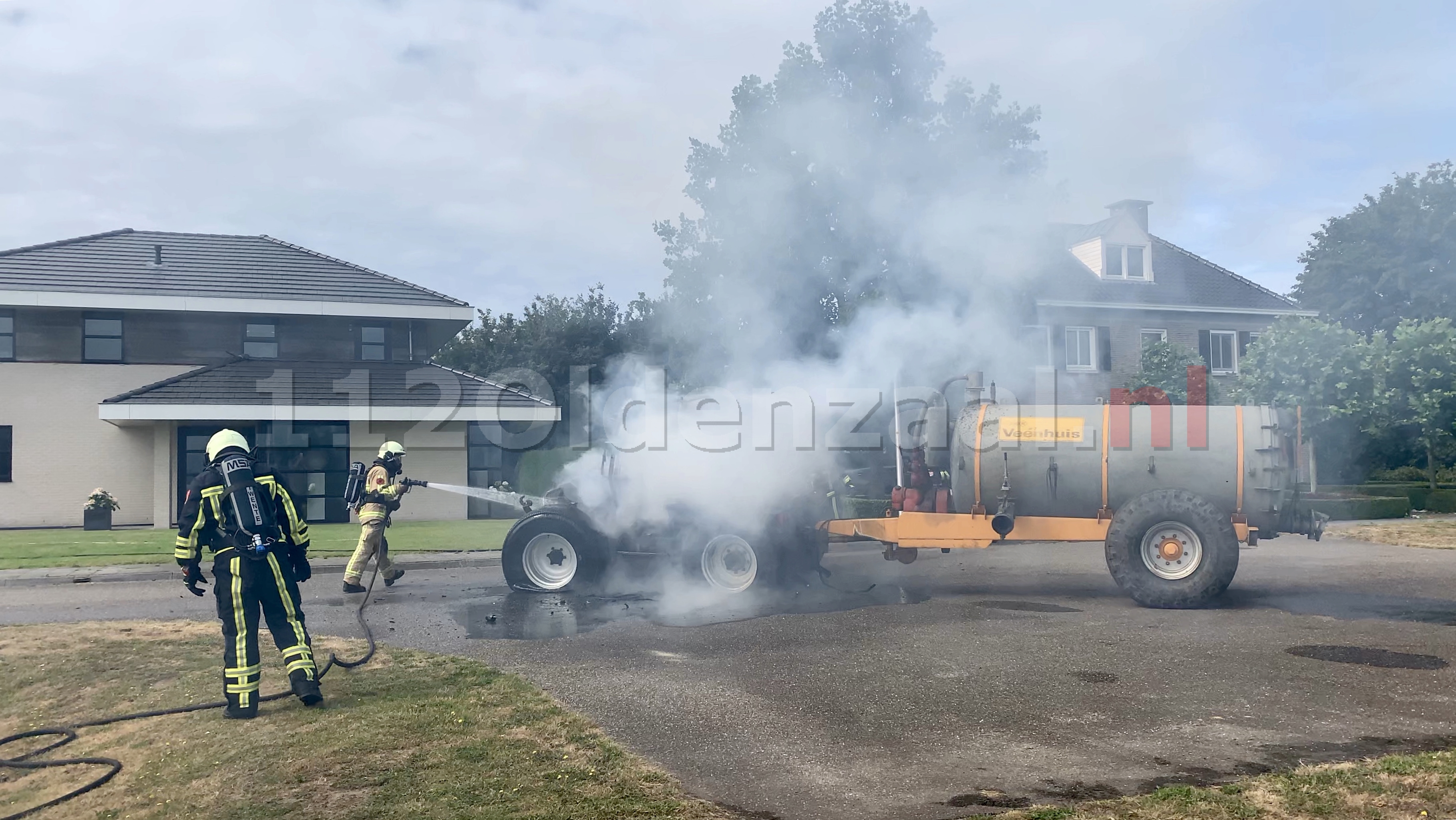 VIDEO: Trekker volledig uitgebrand op Sportlaan Oldenzaal