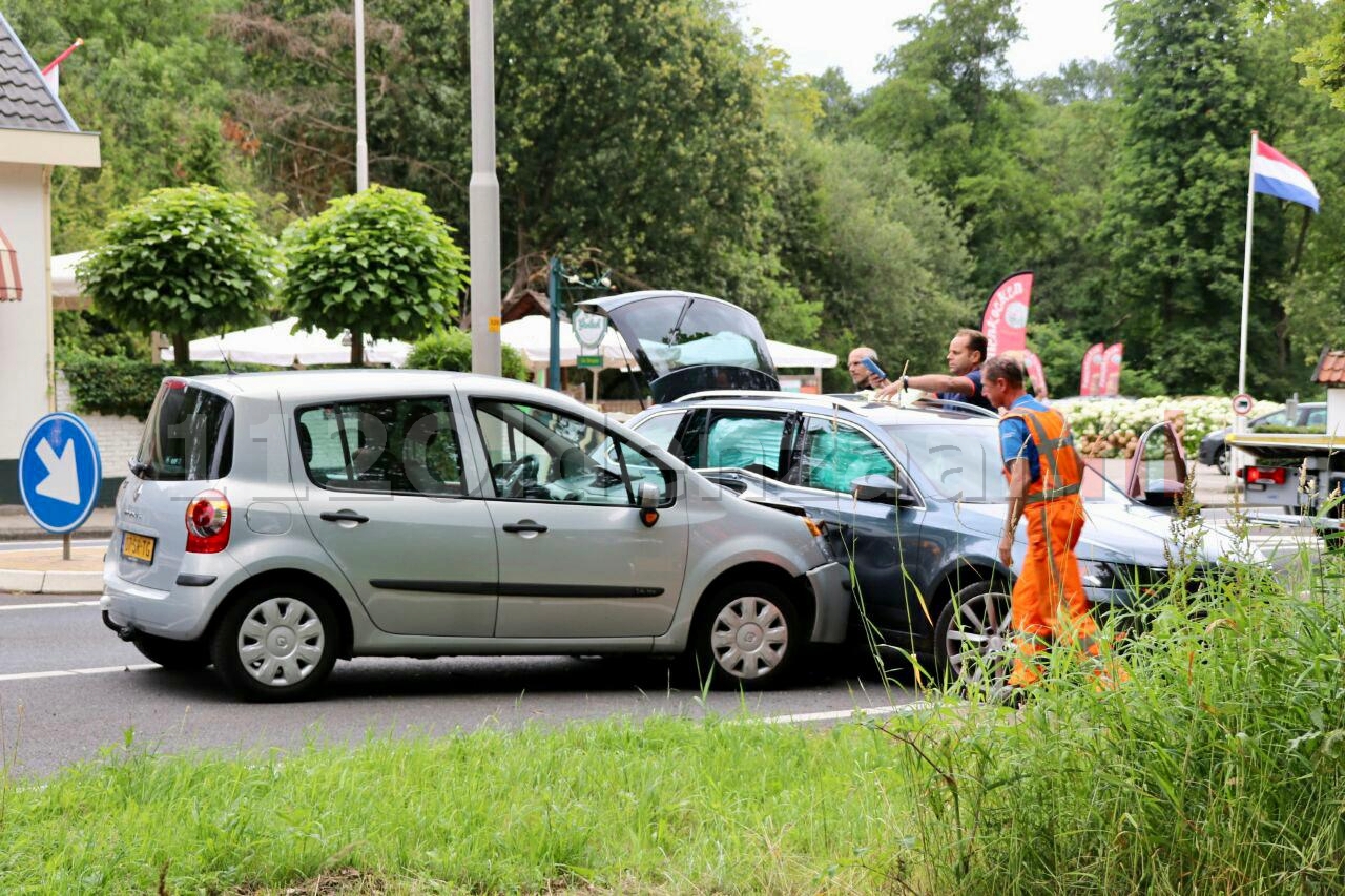 Video: Gewonden en forse schade bij aanrijding in De Lutte