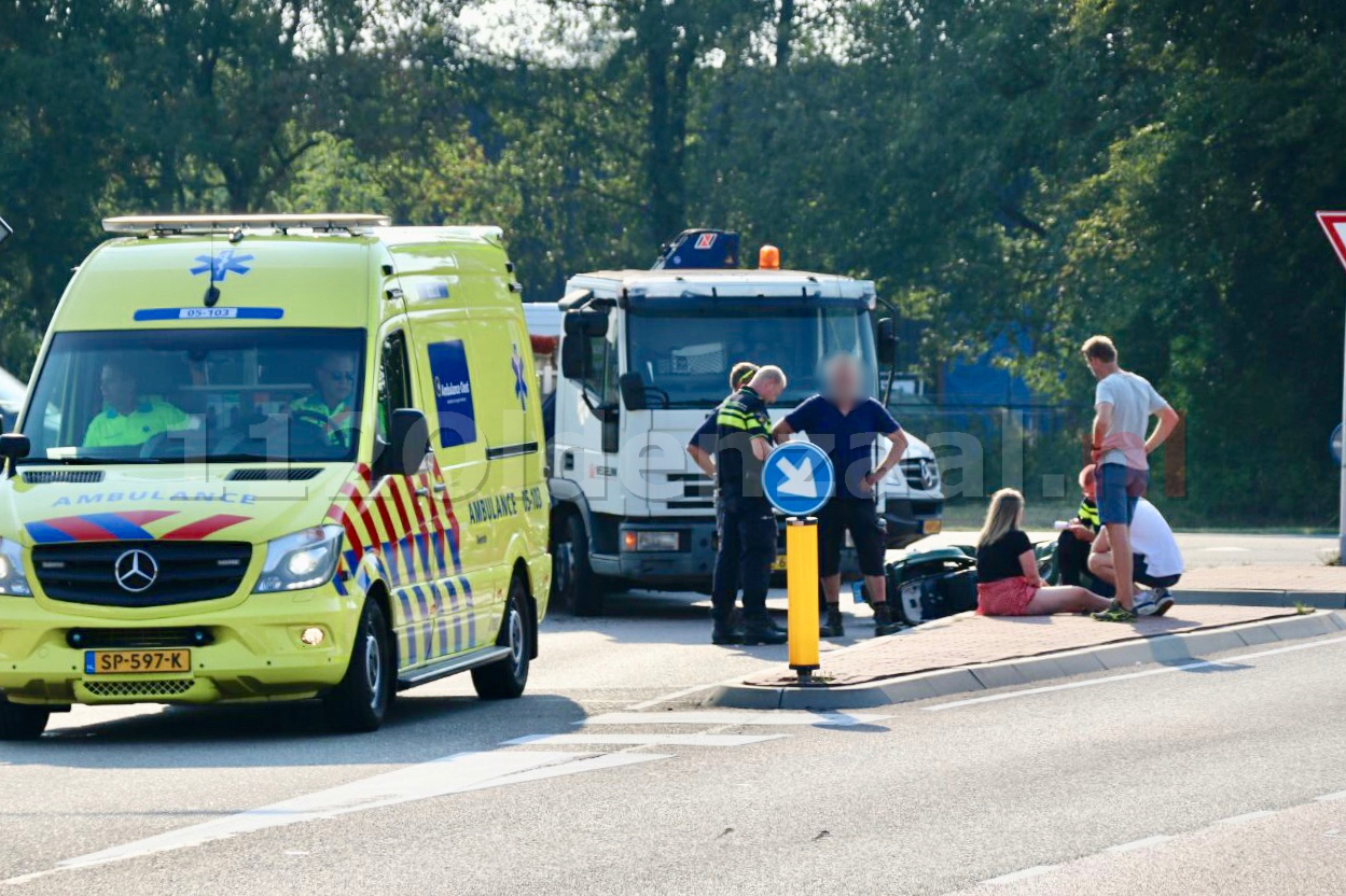 Scooterrijdster gewond naar het ziekenhuis na aanrijding met vrachtwagen in Oldenzaal