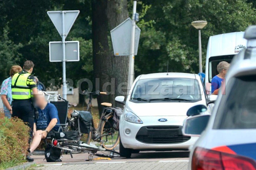 Fietser gewond naar het ziekenhuis  na aanrijding met auto in Oldenzaal
