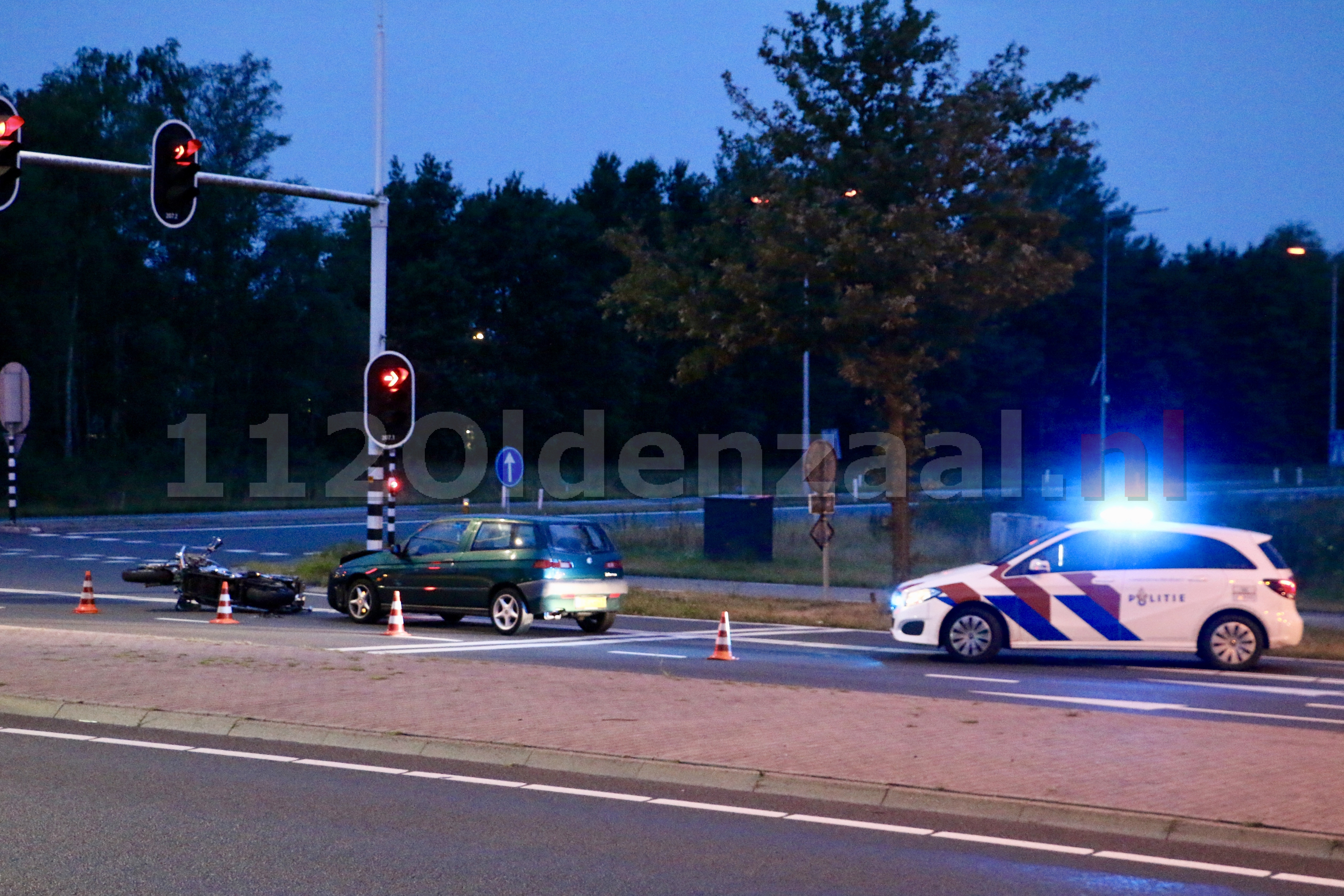 Foto’s: Forse schade bij aanrijding tussen motor en auto in Oldenzaal