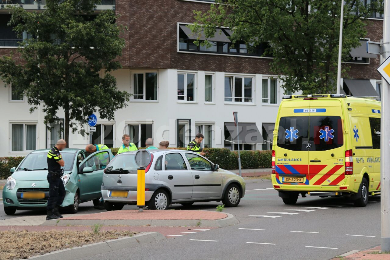 Man gewond naar het ziekenhuis na aanrijding tussen twee auto’s in Oldenzaal