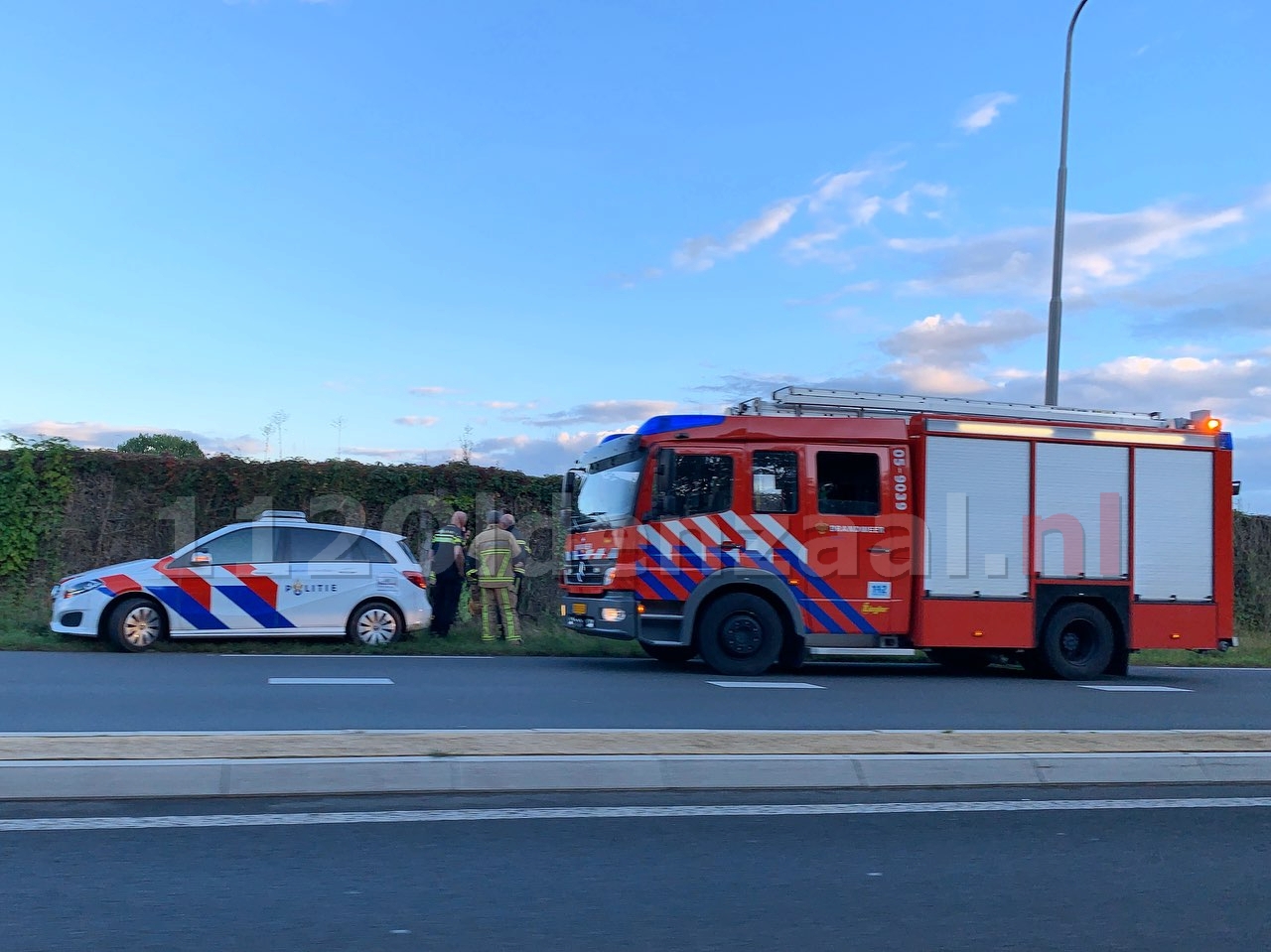 Brandweer rukt uit voor brandje bij geluidswal Rondweg Oldenzaal