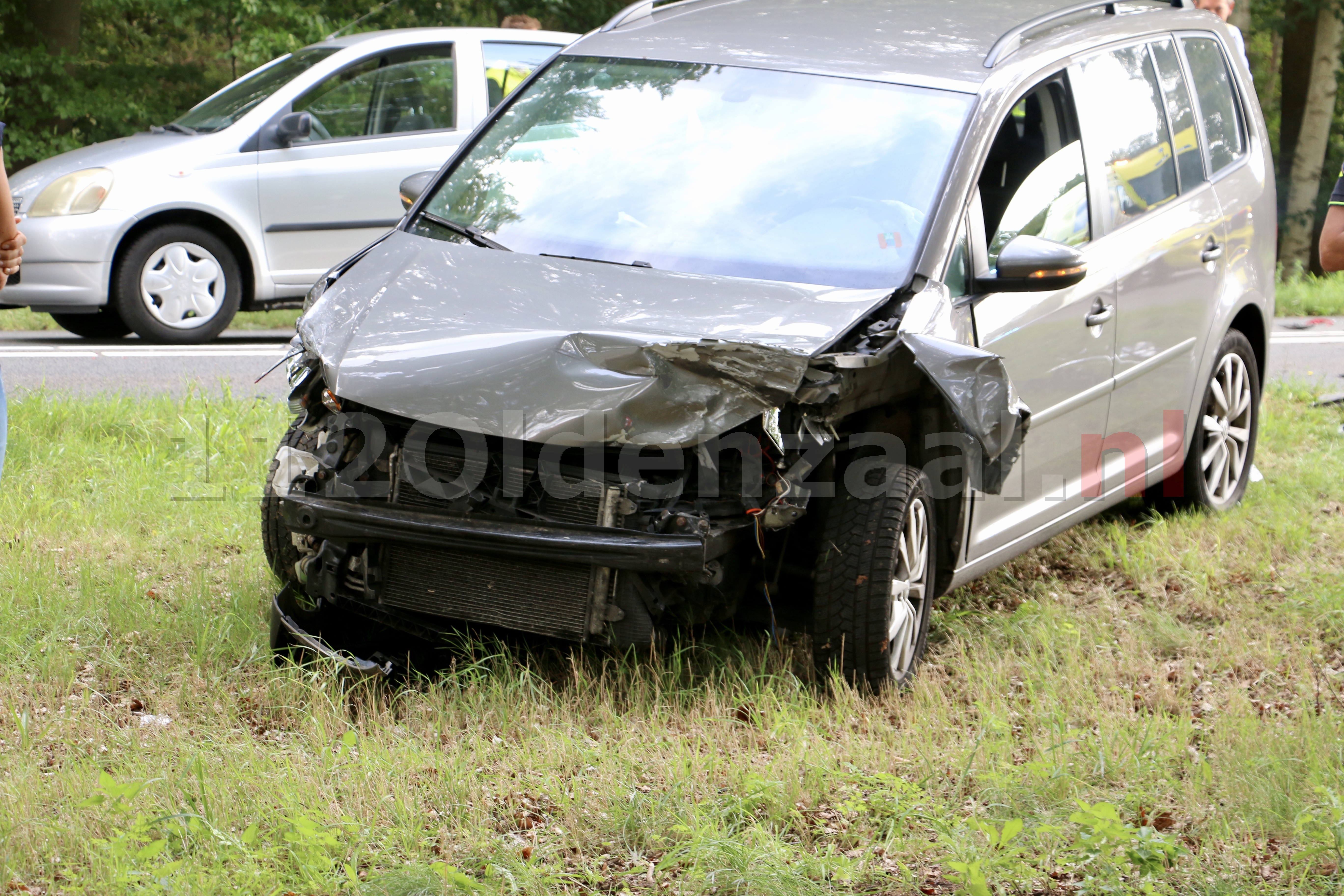 UPDATE (foto’s): Gewonde en veel schade bij aanrijding op Denekamperstraat tussen Oldenzaal en Denekamp