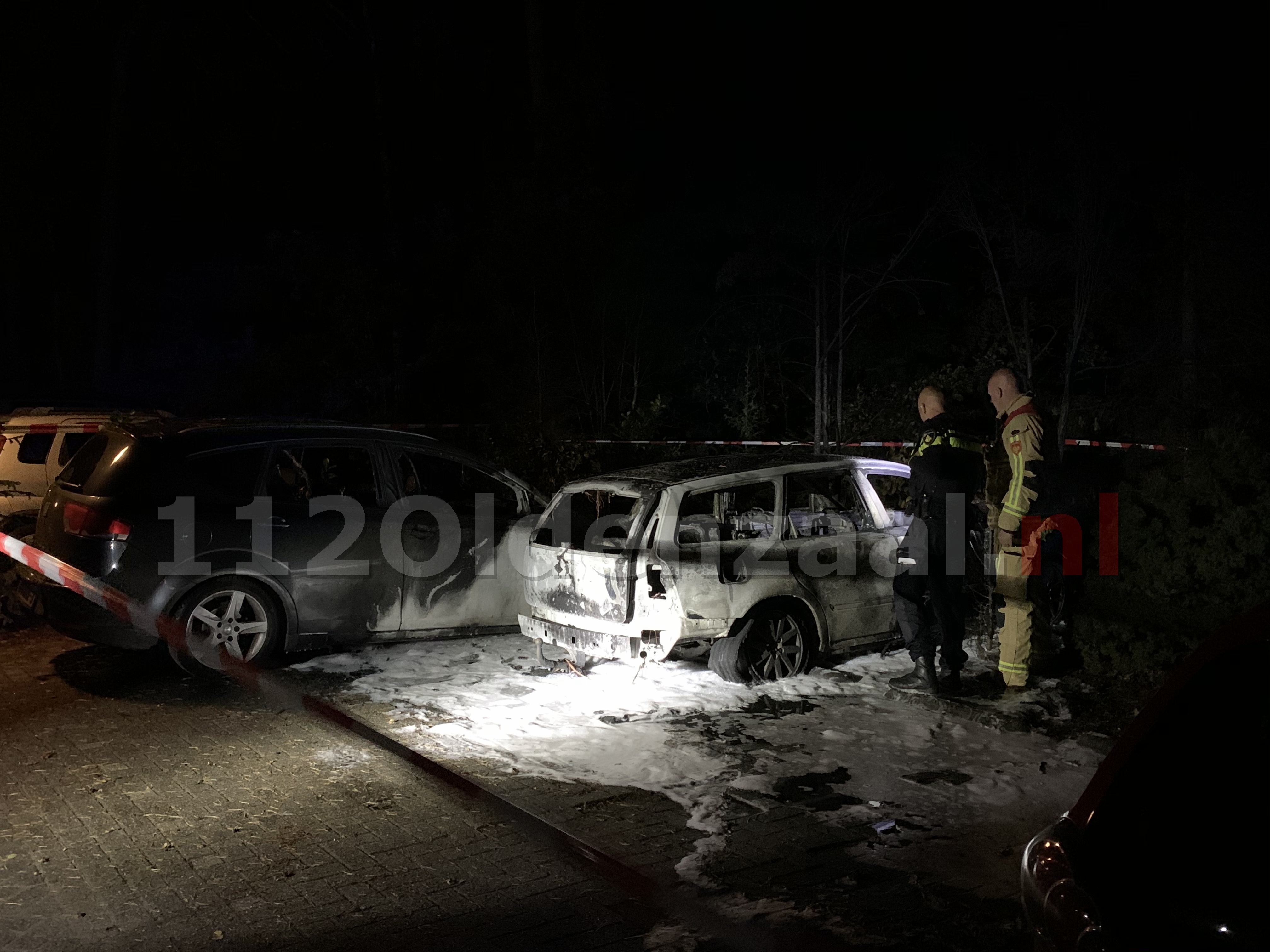 FOTO’S: Twee auto’s verwoest na brand op parkeerplaats Eureka; politie doet onderzoek