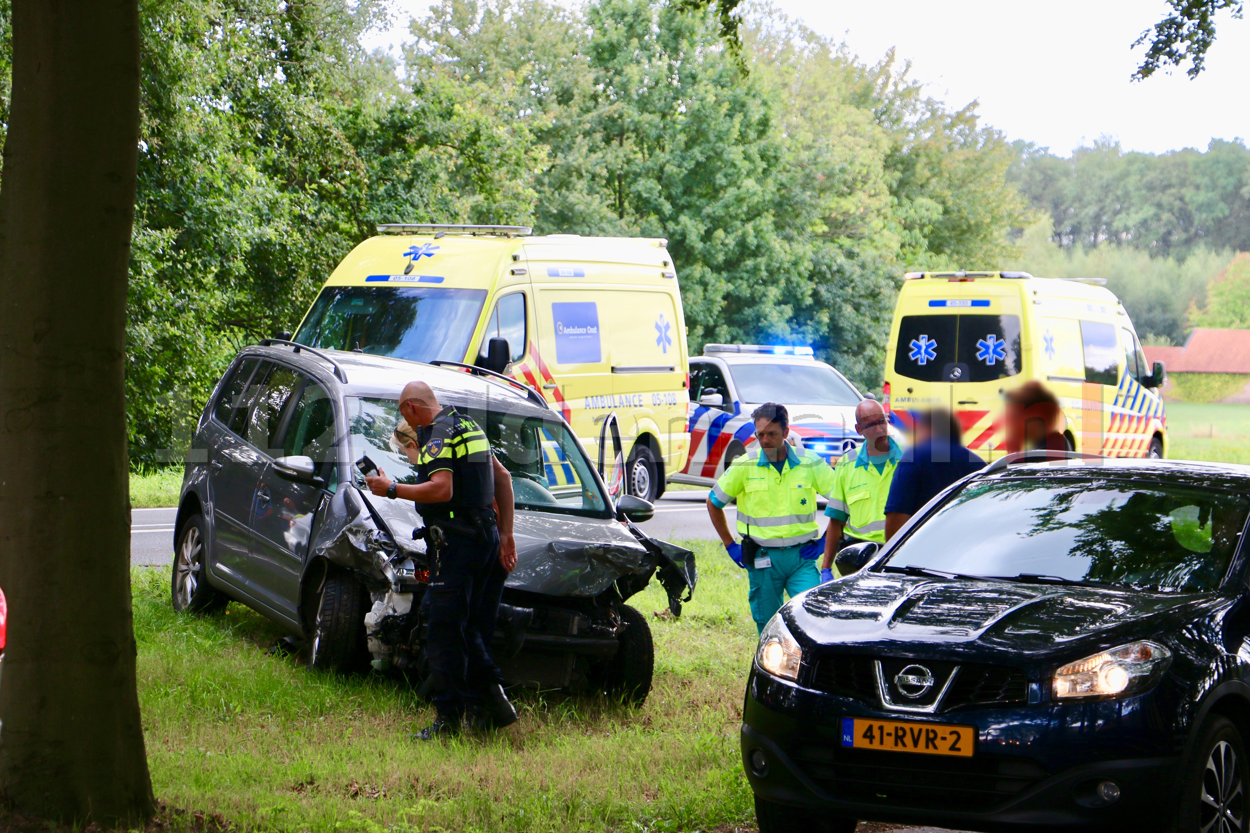 Gewonde en veel schade bij aanrijding op Denekamperstraat tussen Oldenzaal en Denekamp