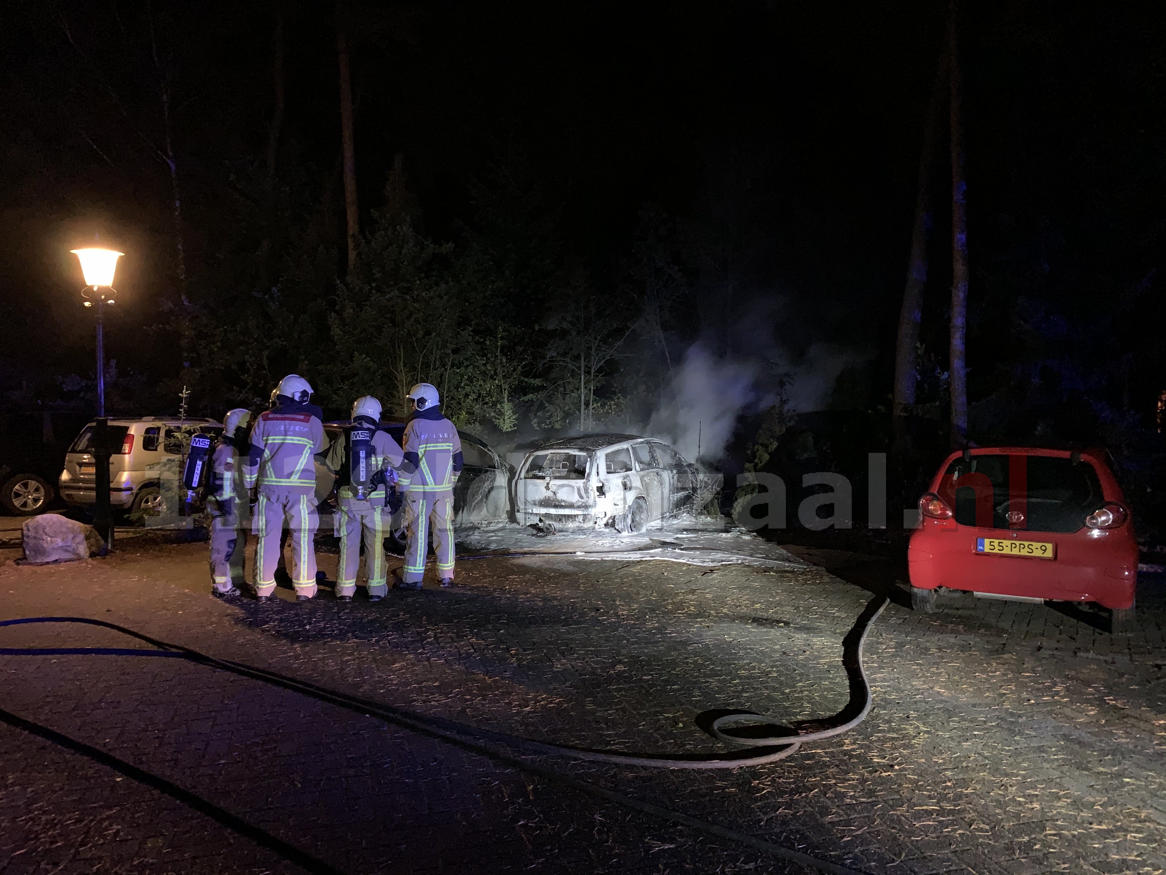 VIDEO: Twee auto’s verwoest na brand op parkeerplaats Eureka; politie doet onderzoek