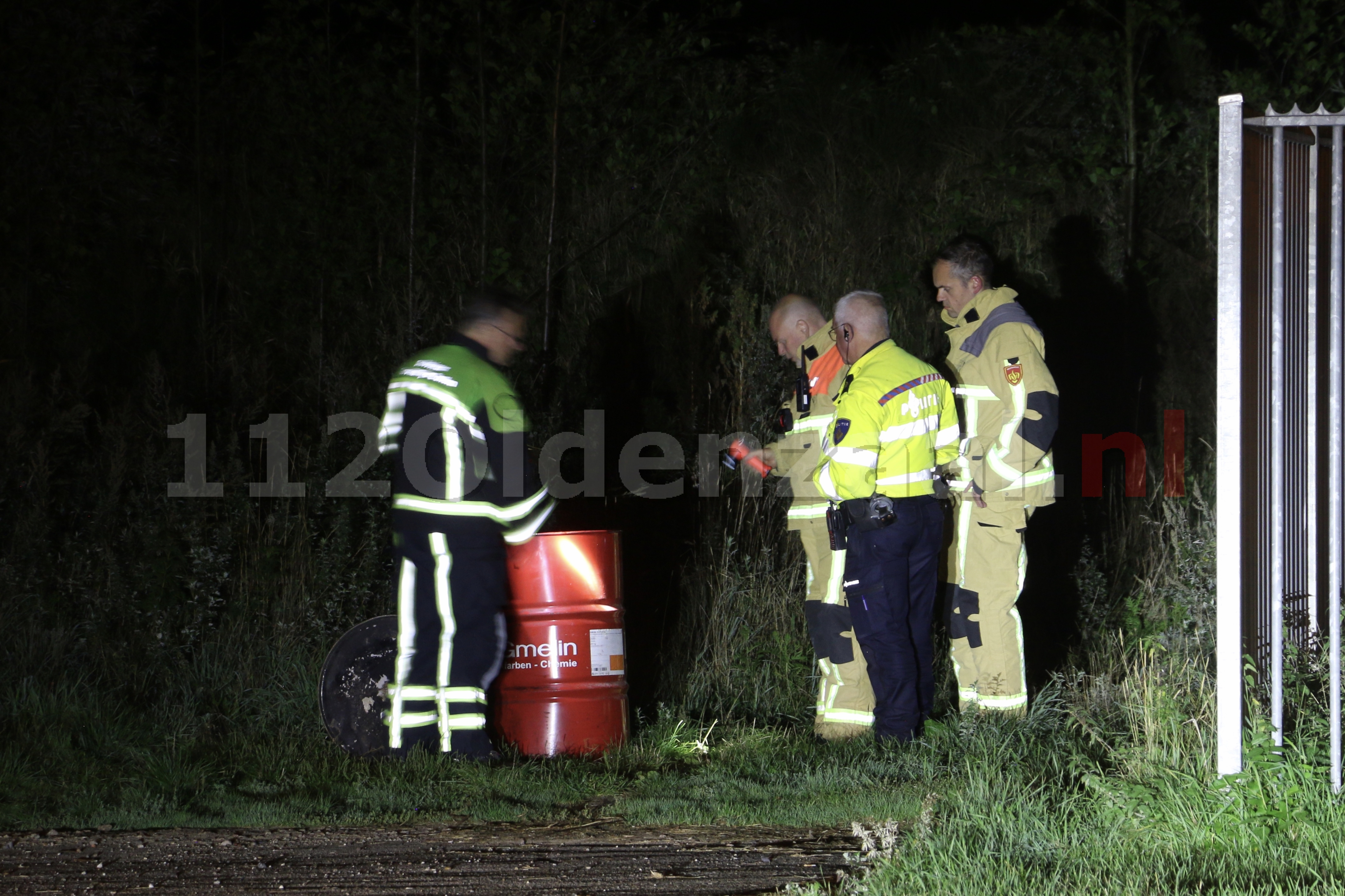 Update + Video: Brandweer onderzoekt gedumpte vaten op parkeerplaats in De Lutte