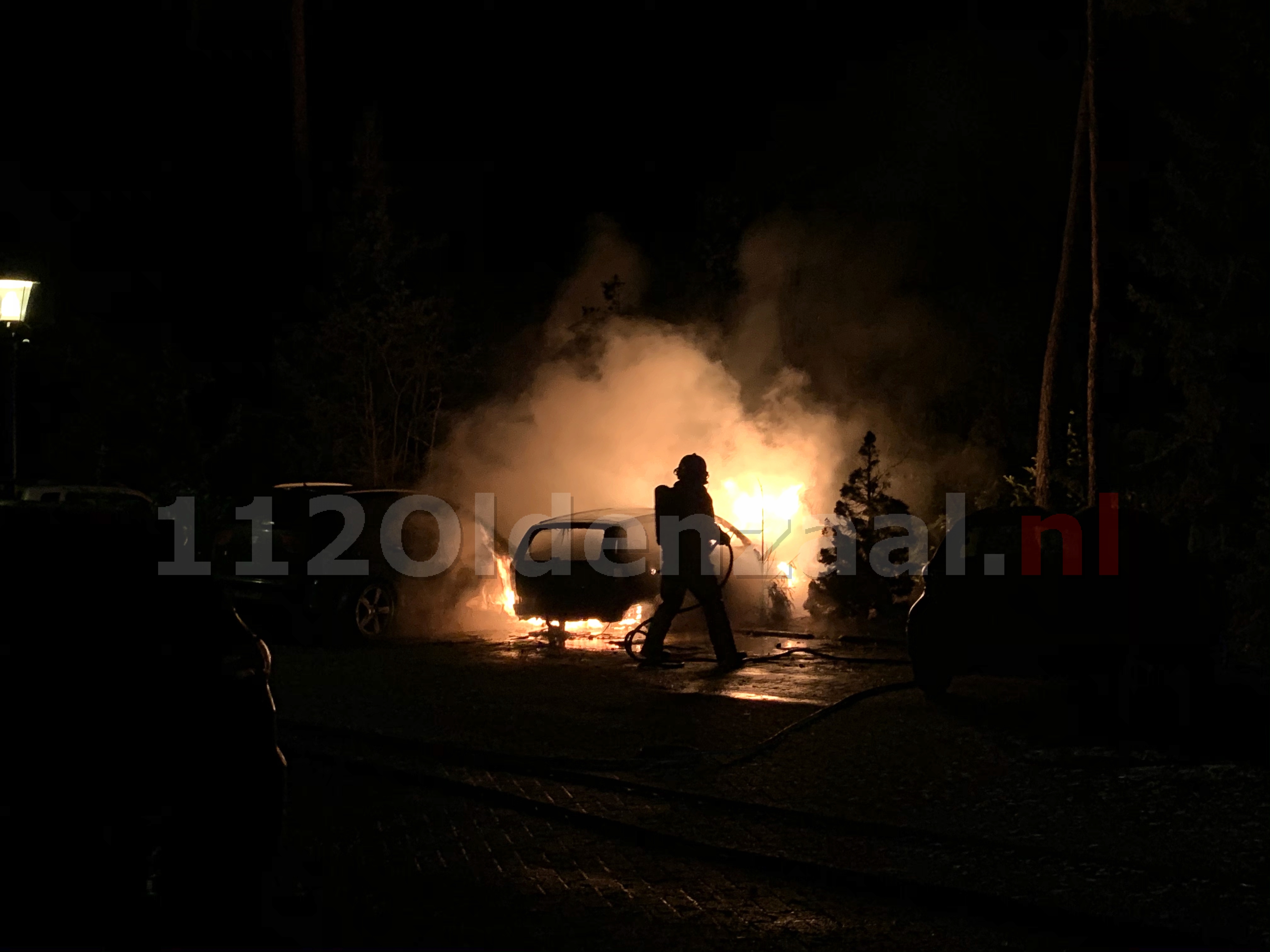 Twee auto’s verwoest na brand op parkeerplaats Eureka; politie doet onderzoek