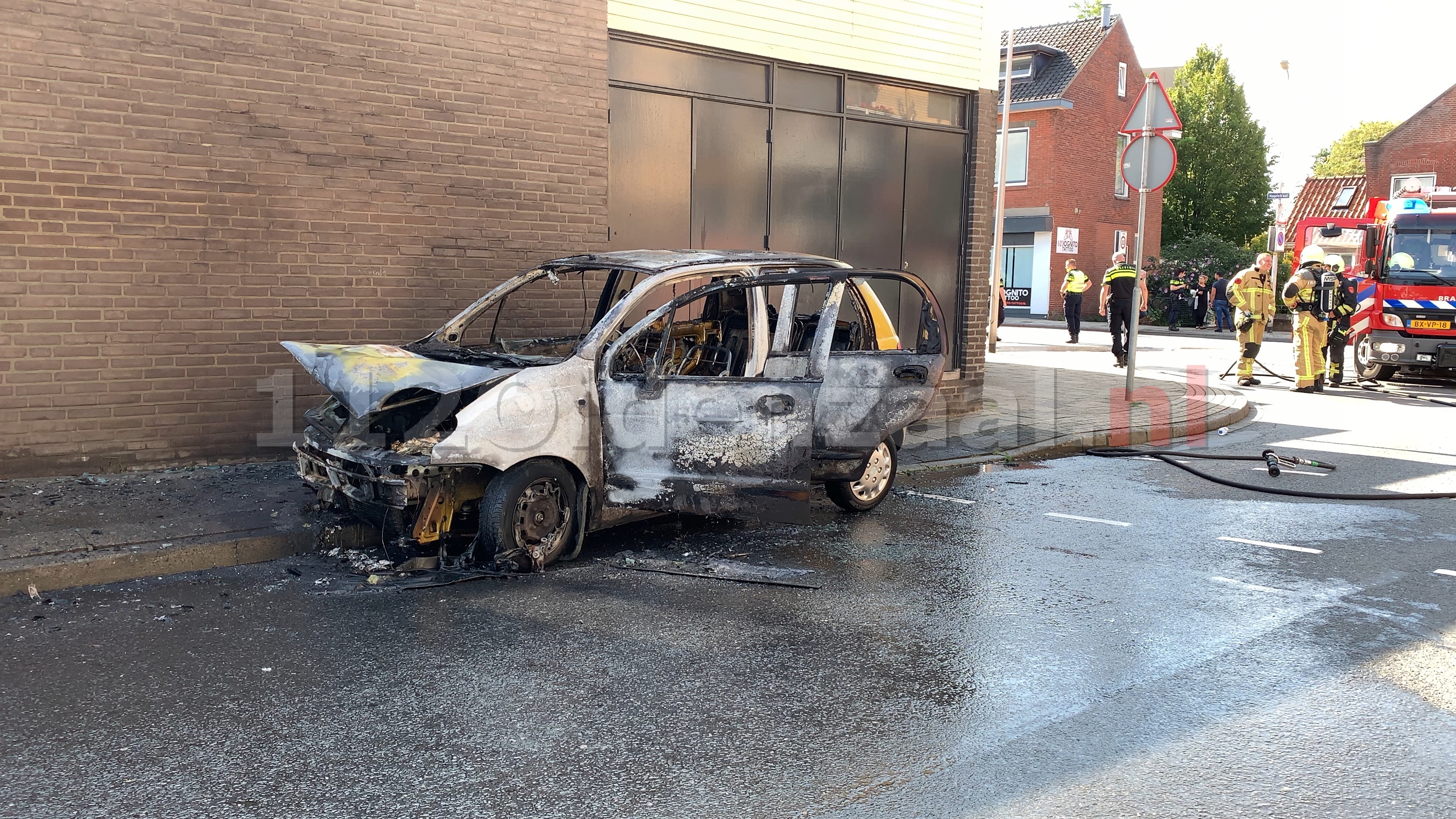 VIDEO: Auto volledig uitgebrand aan Tulpstraat Oldenzaal