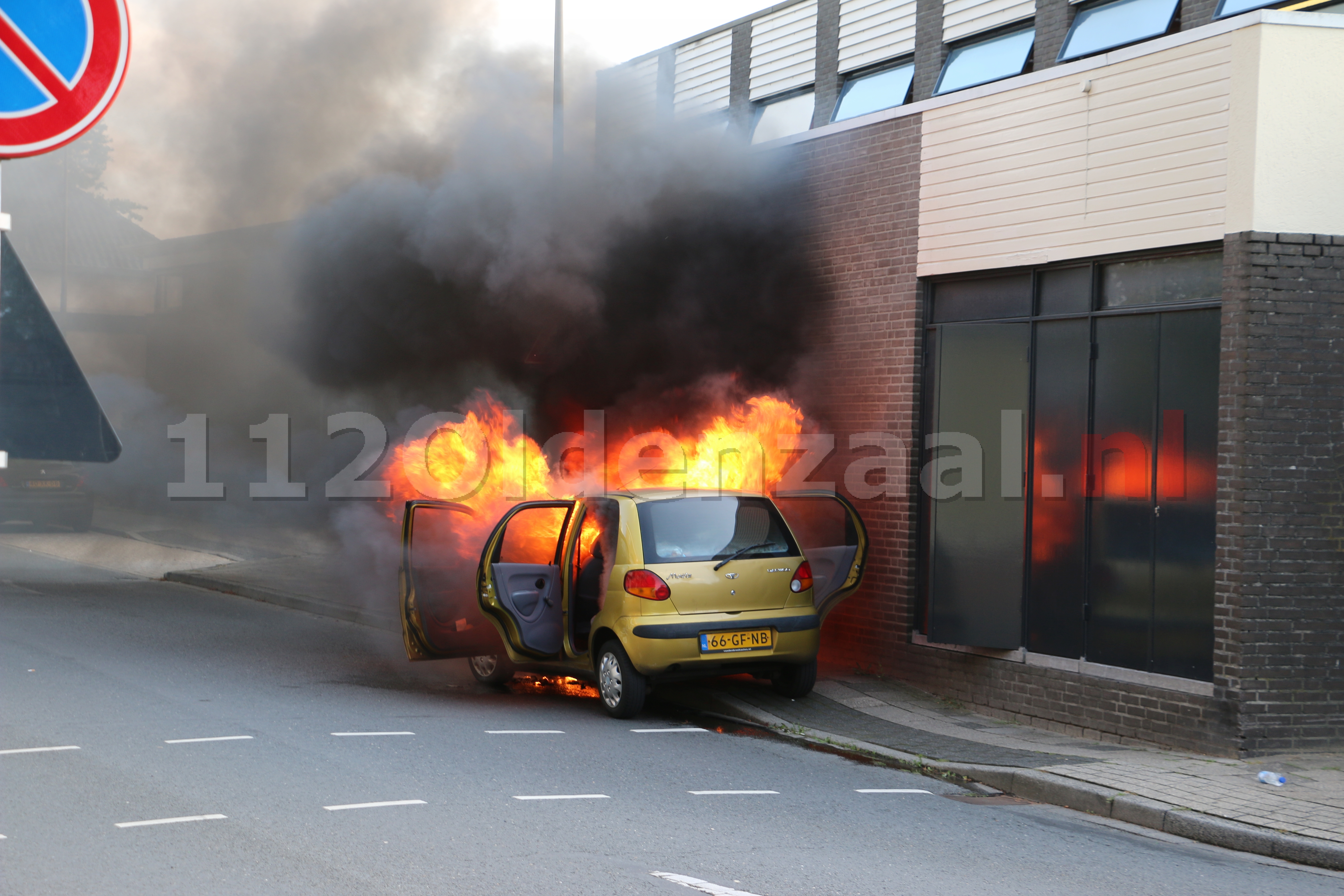 UPDATE: Auto volledig uitgebrand aan Tulpstraat Oldenzaal