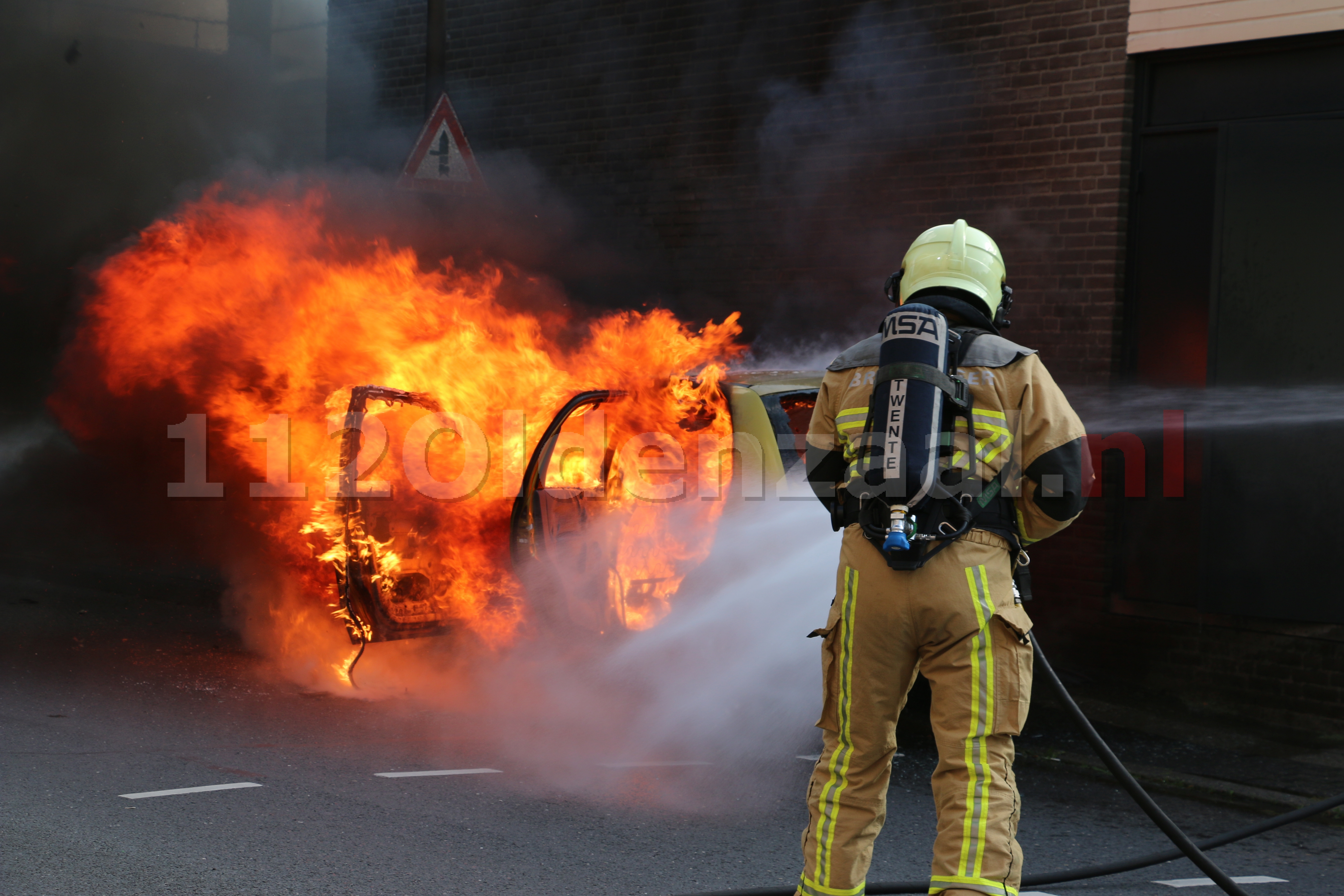 Auto volledig uitgebrand aan Tulpstraat Oldenzaal