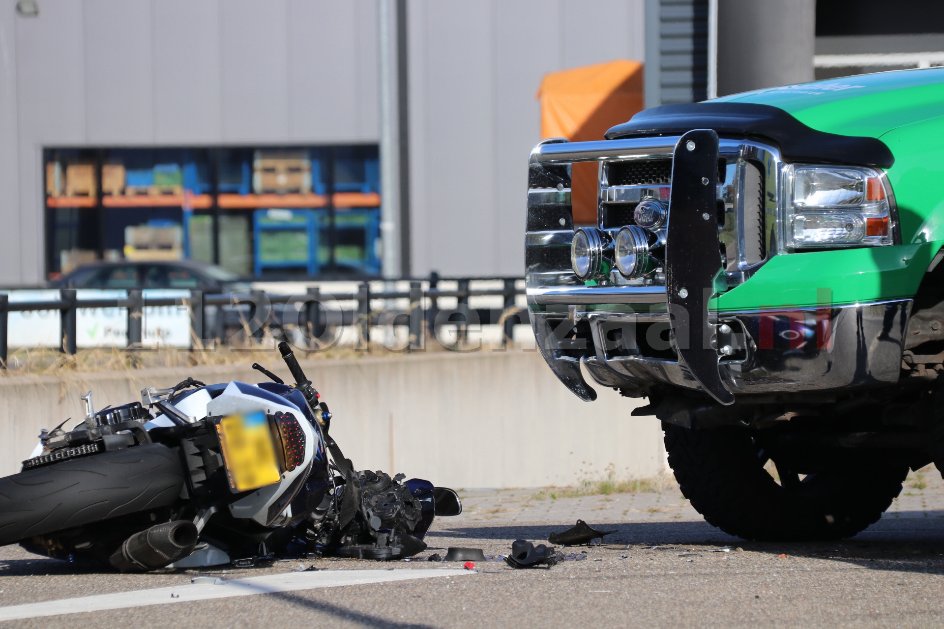 Motorrijder gewond naar het ziekenhuis na aanrijding in Oldenzaal