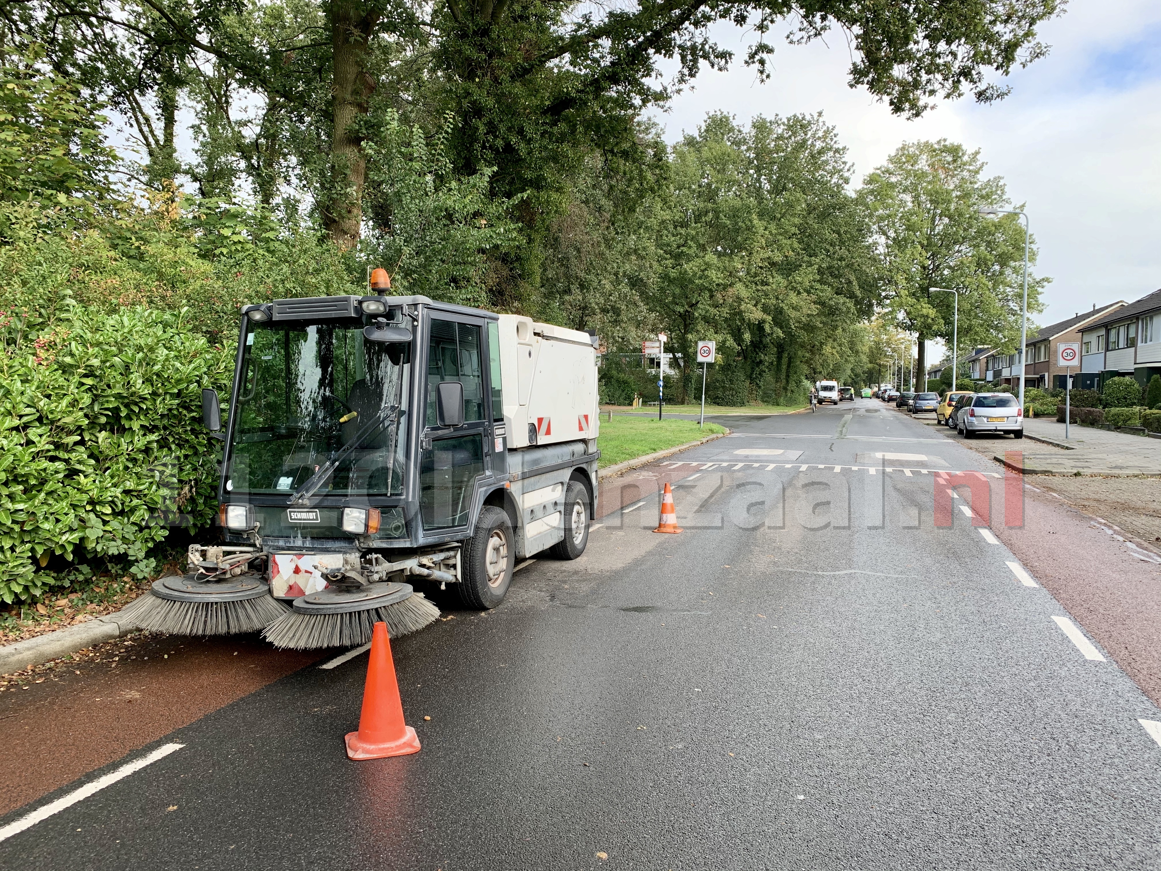 UPDATE (foto’s): Lang oliespoor zorgt voor gladheid in Oldenzaal; fietsster gewond naar het ziekenhuis