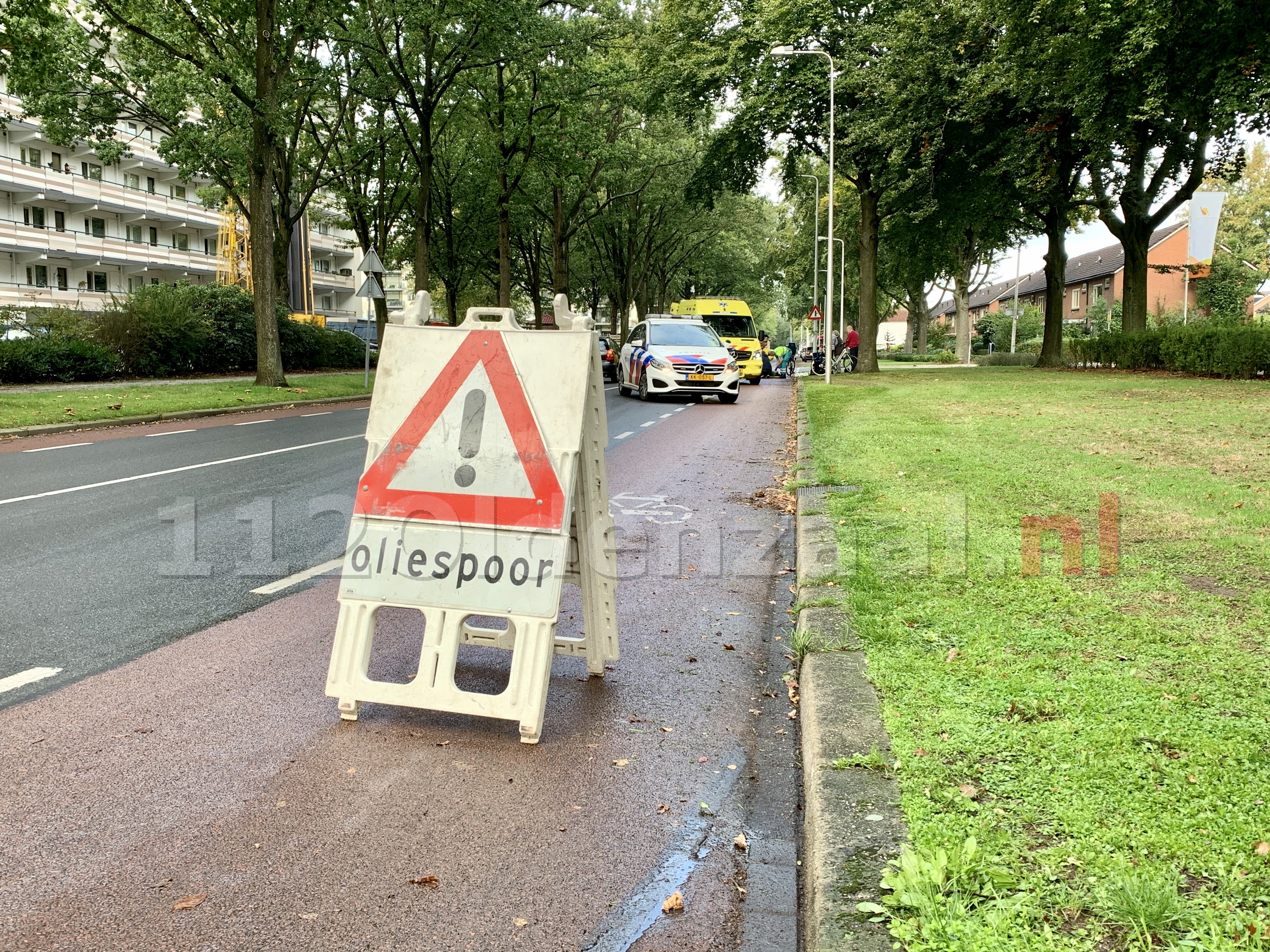 Lang oliespoor zorgt voor gladheid in Oldenzaal; fietsster gewond naar het ziekenhuis