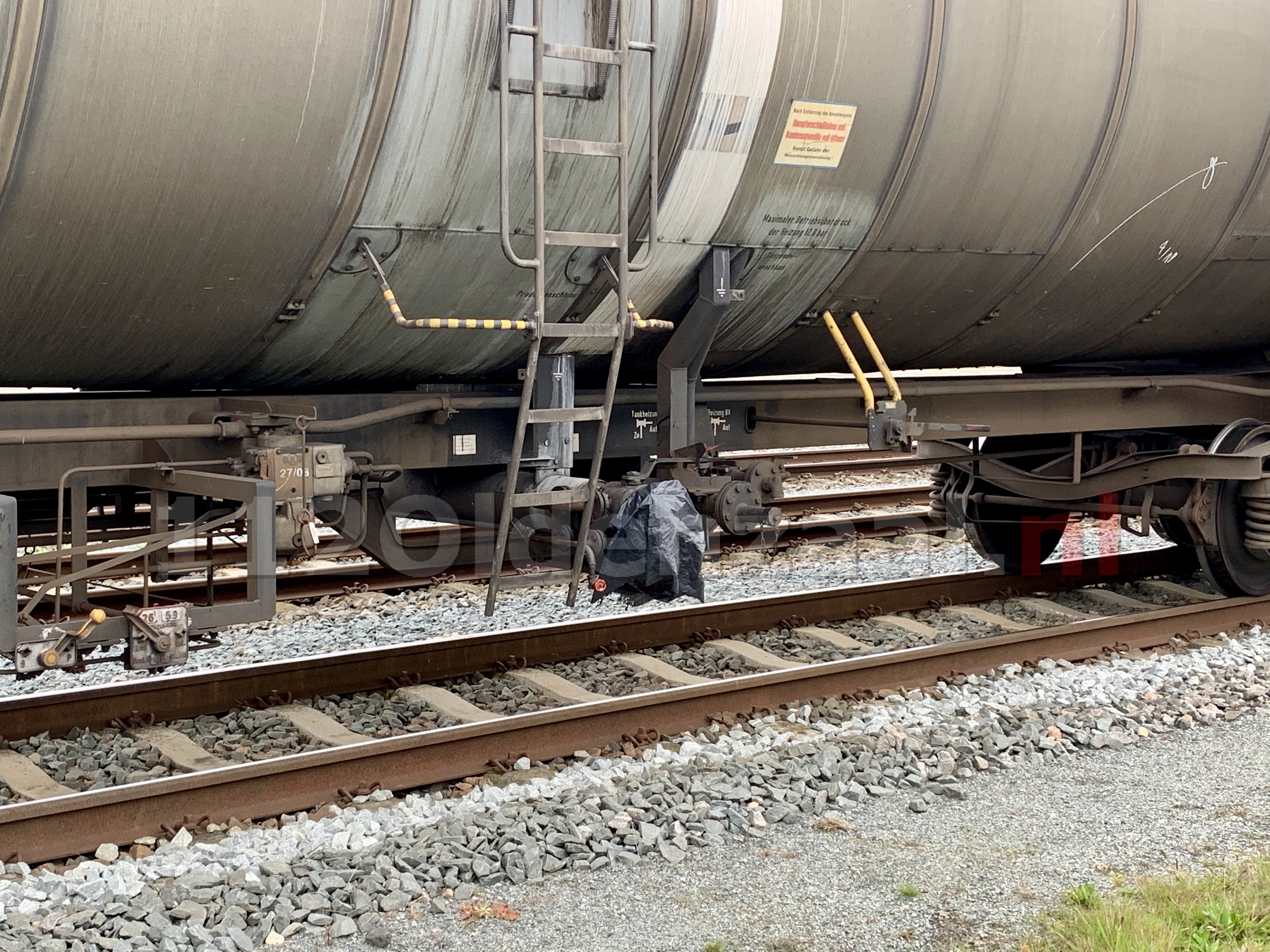 UPDATE (video): Vervoerder treinwagons plaats vuilniszakken over afsluiters en krijgt waarschuwing