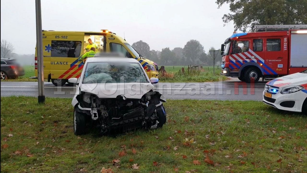 Video: Automobilist bevrijd door brandweer na aanrijding in Losser