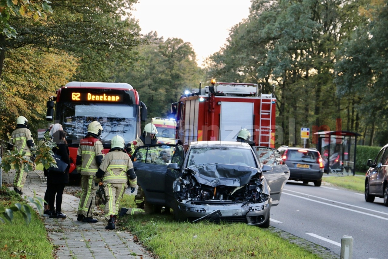 UPDATE (foto’s): Gewonde een forse schade bij aanrijding tussen lijn bus en auto